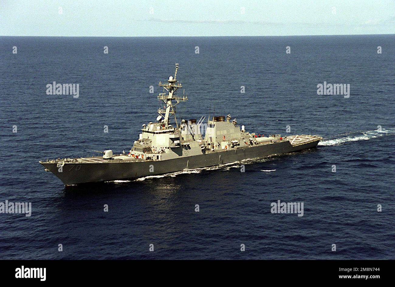 Ein Hafenbogenblick auf den Klassenzerstörer Arleigh Burke USS HOPPER (DDG 70) auf See während der Übung RIMPAC 98. Ein Hafenbogenblick auf den Klassenzerstörer Arleigh Burke USS HOPPER (DDG 70) auf See während der Übung RIMPAC 98. Stockfoto