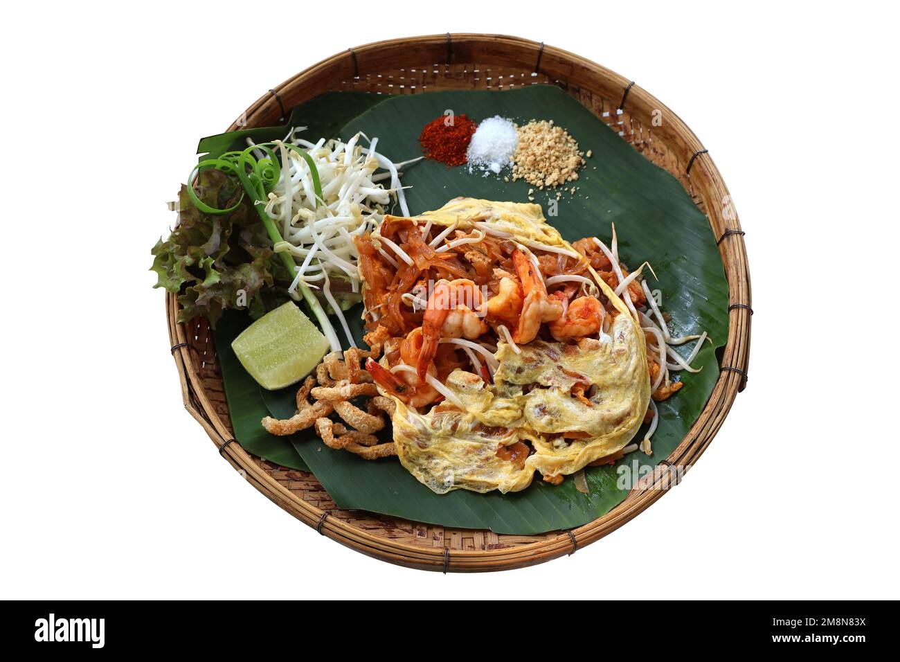 Pad thai mit Shrimp Ei Zitrone und Nudeln isolierter weißer Hintergrund, thailändisches Essen am beliebtesten traditionellen, originalen thailändischen Stil. Stockfoto