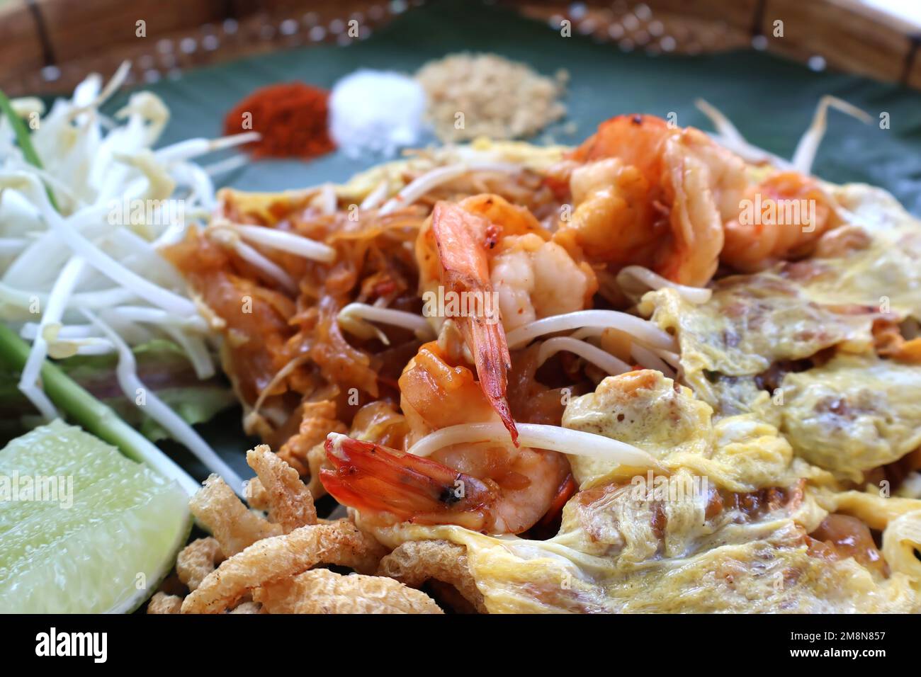 Nahaufnahmen thai munu Original aus thailand. Shrimp Ei und Zitrone in Pad thai, beliebtes thailändisches Essen im ursprünglichen Stil, sehen so gut aus Stockfoto