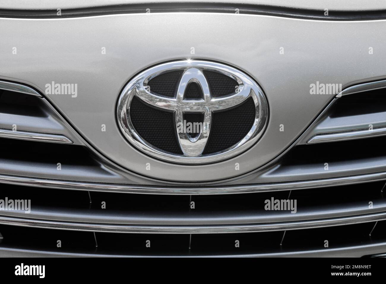 Auf der Vorderseite des Fahrzeugs befindet sich ein Toyota-Logo. Stockfoto
