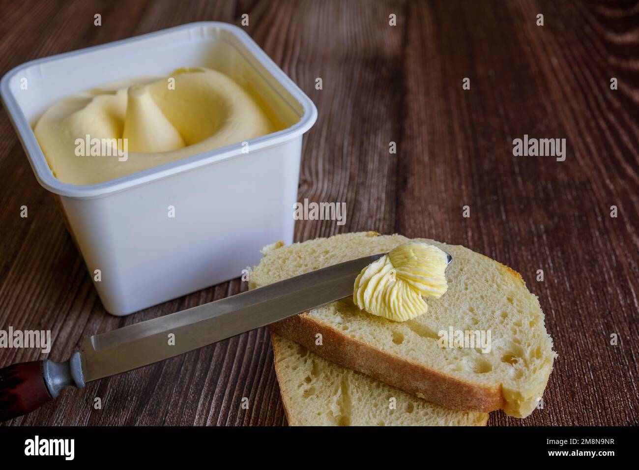 Eine Scheibe Brot mit cremiger Butter. Stockfoto