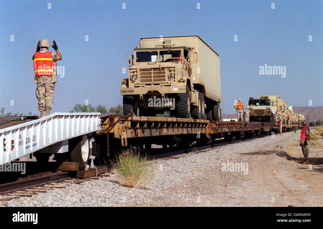 Army SPECIALIST Hart of Delta 3/43, 11. Brigade Air Defense Artillery Fort Bliss, Texas, führt einen M932A1 (6 x 6)-Traktor sicher von einem Tieflader während DER WAFFEN- UND TAKTIKUNTERWEISUNG 1-99. Betreff Operation/Serie: WAFFEN- UND TAKTIKANWEISUNGEN 1-99 Base: Marine Corps Air Station, Yuma Bundesstaat: Arizona (AZ) Land: Vereinigte Staaten von Amerika (USA) Stockfoto