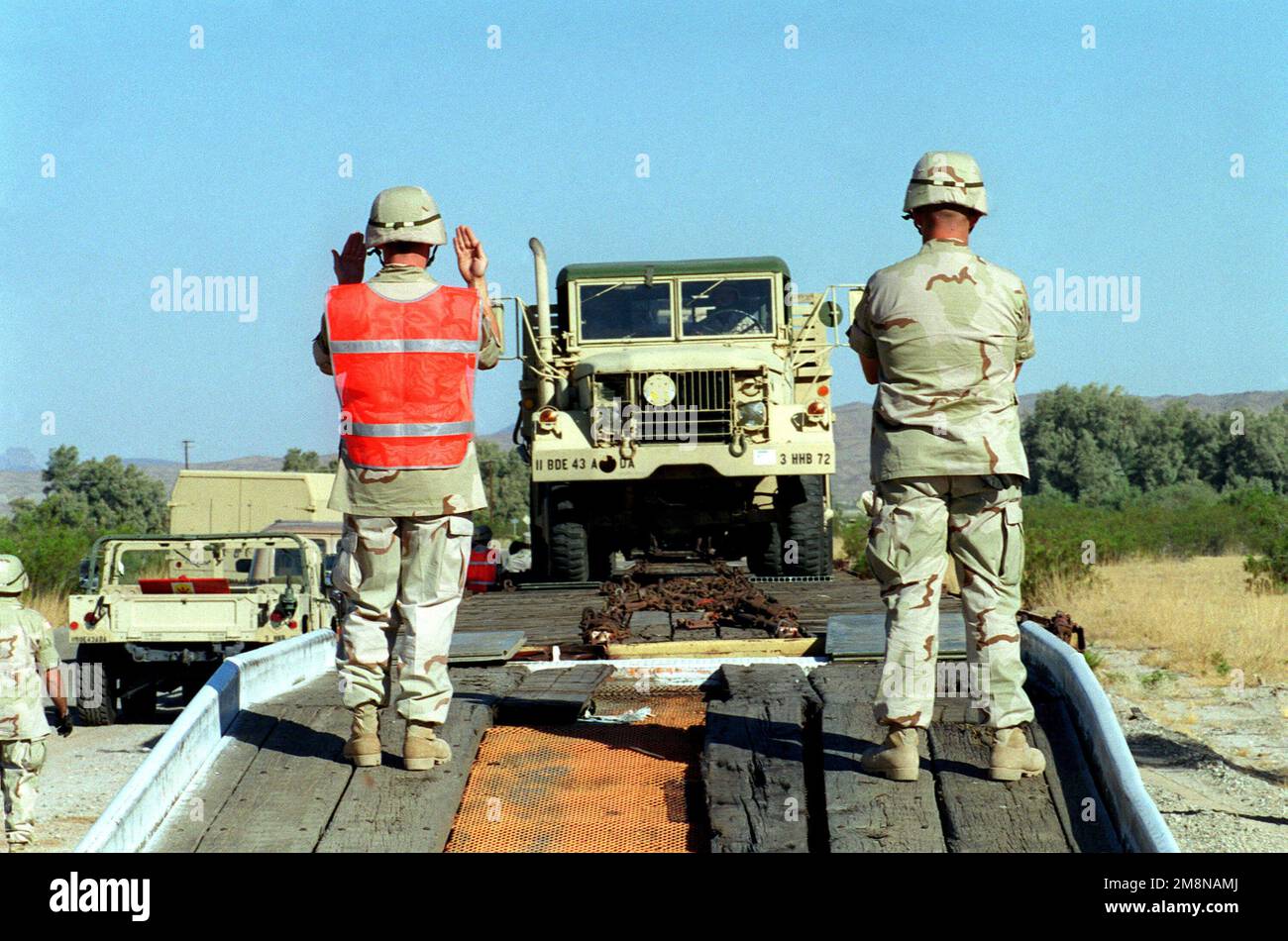 Army STAFF Sergeant Kooker (rechts) und SPEZIALIST Hart (links) von Delta 3/43, 11. Brigade Air Defense Artillery Fort Bliss, Texas, führt einen 5-Tonnen-taktischen Lastwagen M939A2 sicher von einem Tieflader. Basis: Marine Corps Air Station, Yuma Bundesstaat: Arizona (AZ) Land: Vereinigte Staaten von Amerika (USA) Stockfoto