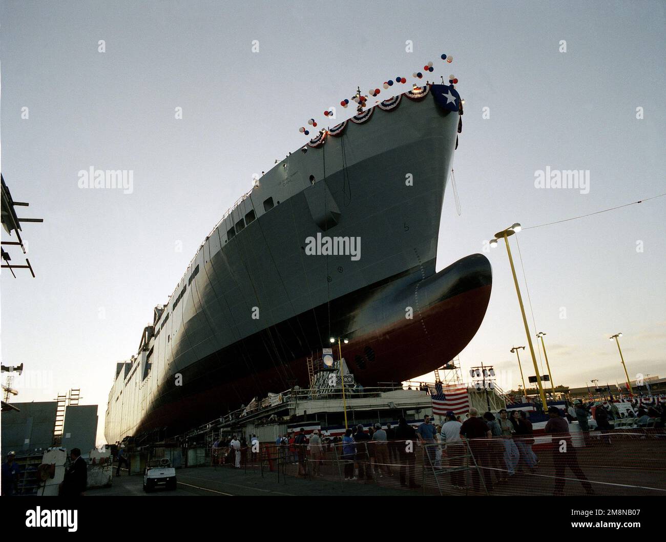 Hafenbogenansicht des strategischen Schwerhubschiffs USNS DAHL (T-AKR 312) des militärischen Sealift-Kommandos (MSC), das kurz vor der Taufe auf der NASSCO-Werft auf dem Startweg ruht. Basis: San Diego Staat: Kalifornien (CA) Land: Vereinigte Staaten von Amerika (USA) Stockfoto