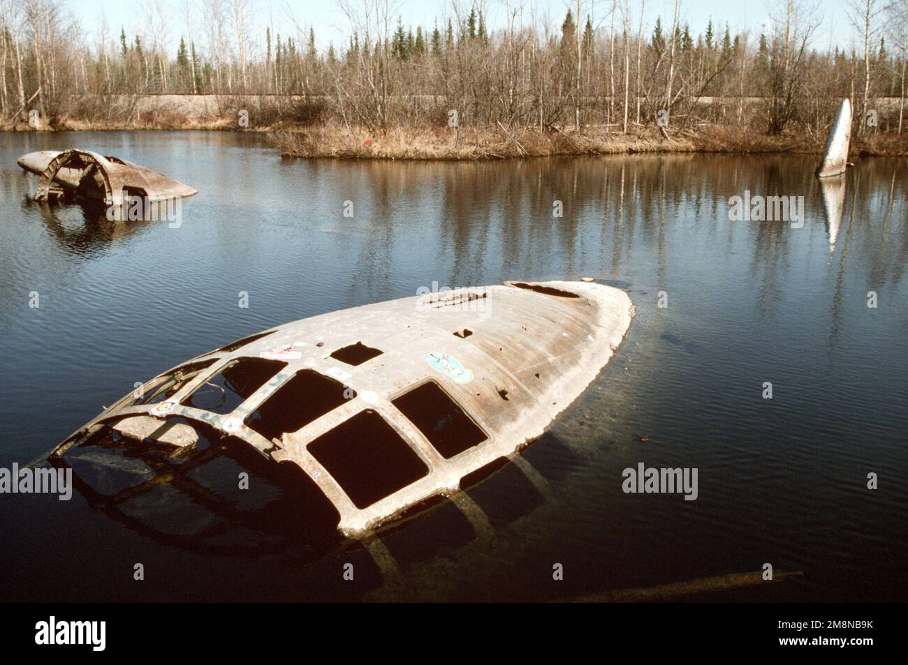 Die „Lady of the Lake“ liegt teilweise in ihrem wässrigen Grab. Die „Lady“ ist eine KB-29P vom Luftwaffenstützpunkt Malmstrom, Montana, die ihr Fahrwerk verloren hat, als sie vorübergehend in Eielson im Dienst war, und bei einem Unfall in einer Schneebank gelandet ist. Es wurde beschlossen, dass sie von ihren Teilen befreit und in eine Kiesgrube geschleppt wird, die nach einiger Zeit einen See um sie herum bildete. Basis: Luftwaffenstützpunkt Eielson Bundesstaat: Alaska (AK) Land: Vereinigte Staaten von Amerika (USA) Stockfoto