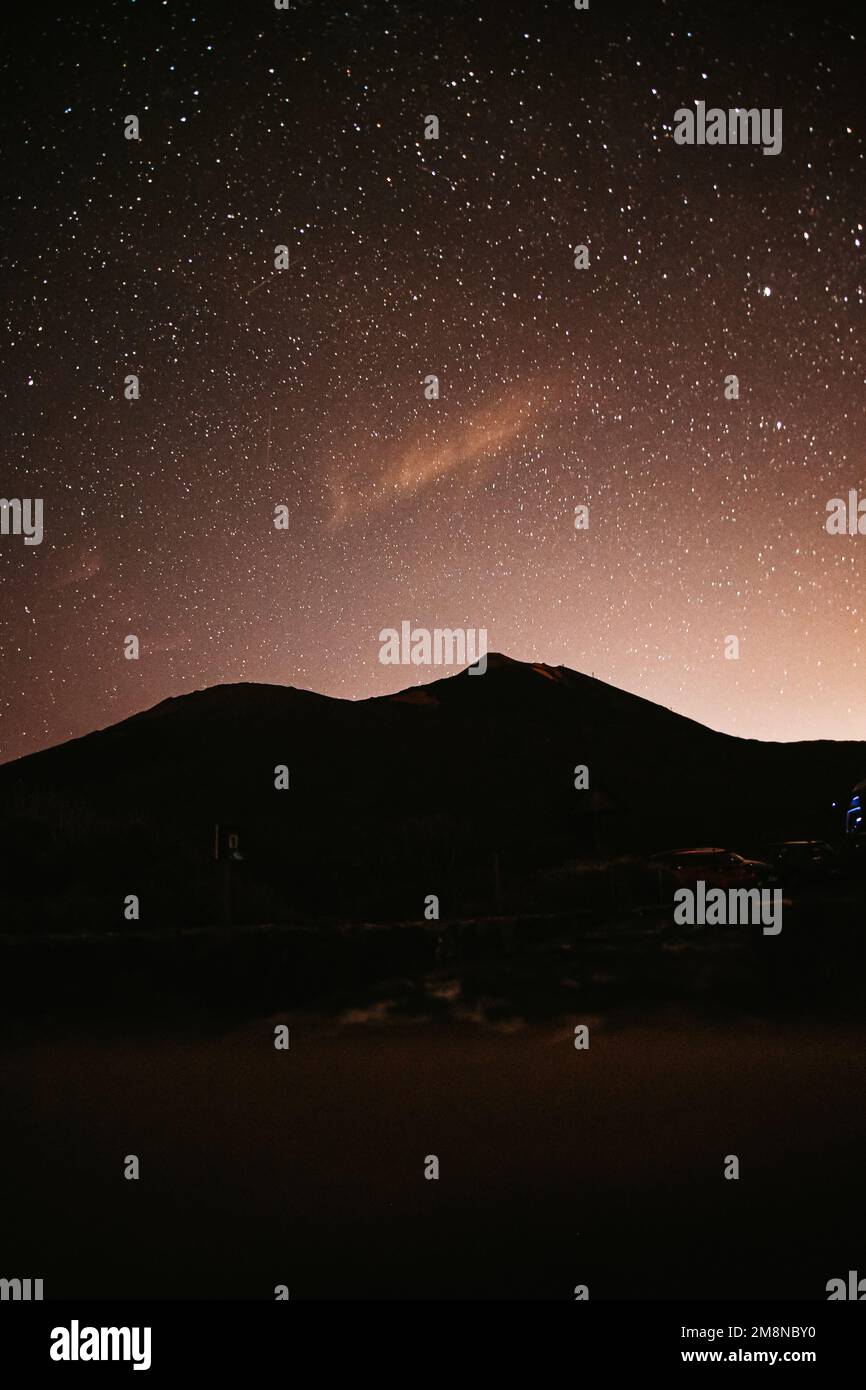 Berge bei Nacht und Sterne am Himmel, der große Bär, fallende Sterne ...