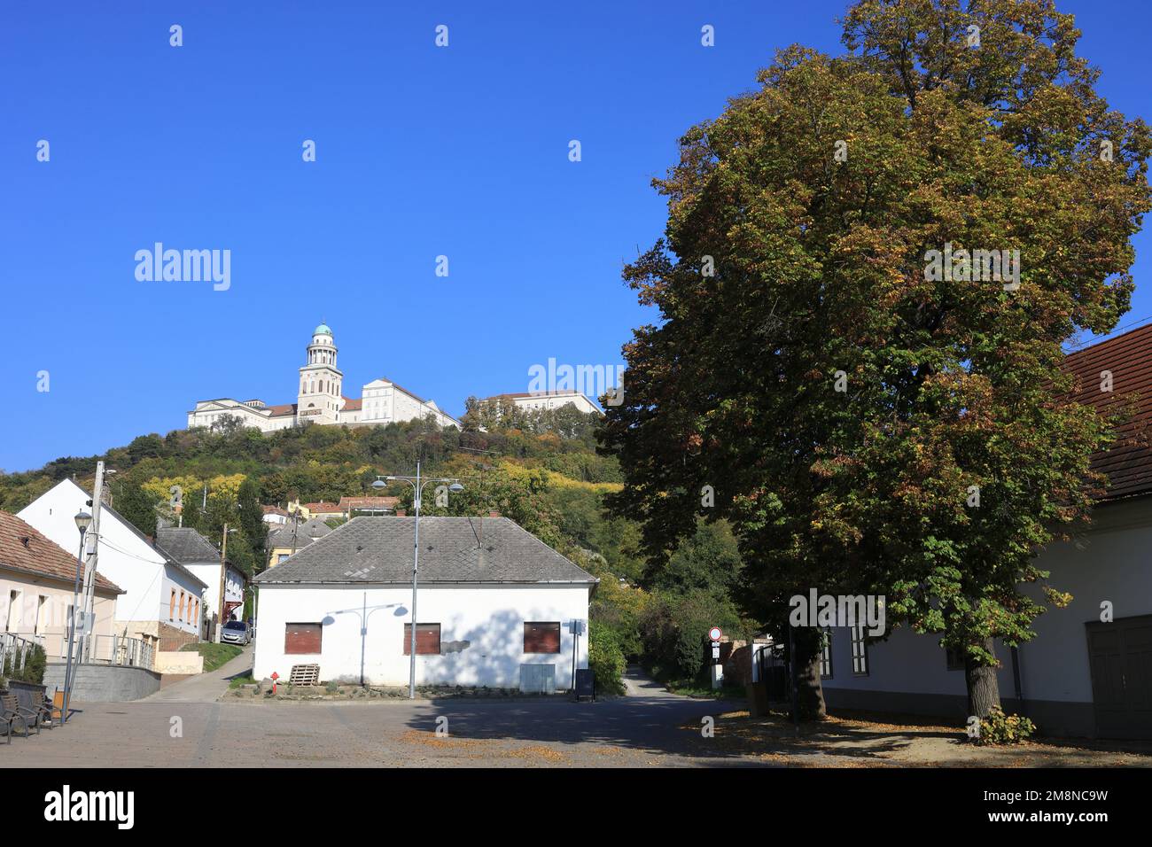 Pannonhalma Dorf und Abtei Stockfoto