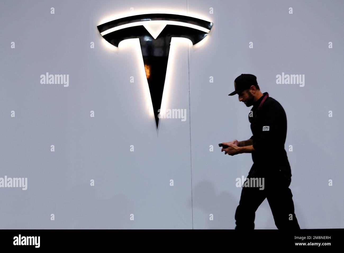 Brüssel, Belgien. 13. Januar 2023. Tesla-Auto wird bei der Eröffnung der Brüsseler Motormesse auf der Expo in Brüssel am 13. Januar 2023 ausgestellt. Kredit: ALEXANDROS MICHAILIDIS/Alamy Live News Stockfoto