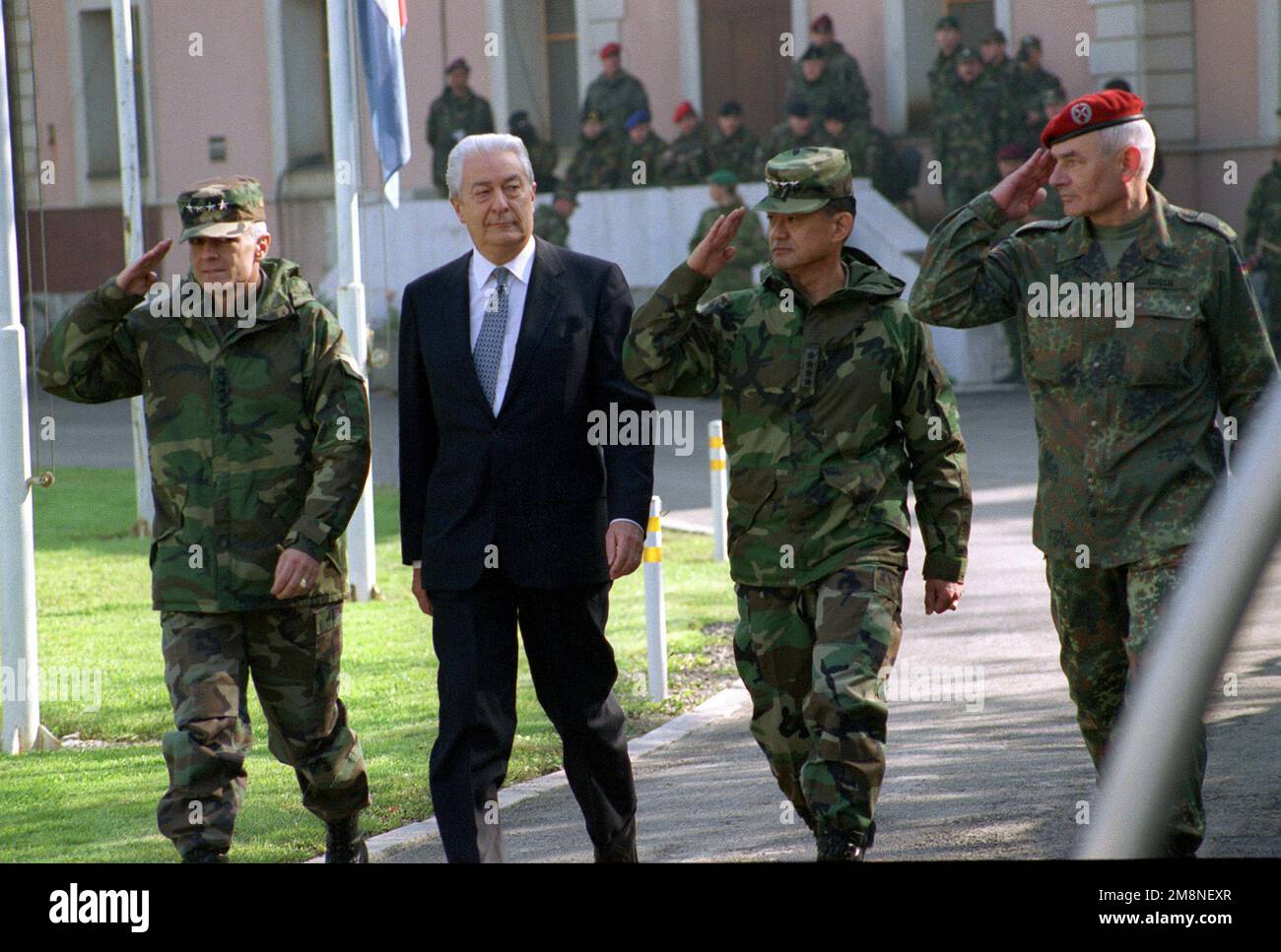 Gerade auf mittlerer Schussweite wie (von links nach rechts) US-Armeegeneral Wesley K. Clark, Oberster Alliierter Befehlshaber Europas, Sergio Balanzino, Stellvertretender Generalsekretär der NATO, US-Armeegeneral Eric K. Shinseki, Befehlshaber der Friedensstabilisierungsstreitkräfte (SFOR), Und Generalmajor Hubert Gosch, STABSCHEF der Friedensstabilisierungsstreitkräfte (SFOR) am Amtssitz, führte während der Zeremonie zum Kommandowechsel eine offene Inspektion durch. General Eric K. Shinseki übergab sein Kommando über die Stabilisierungsstreitkräfte (SFOR) an General Montgomery C. Meigs (nicht abgebildet), den Befehlshaber der USA Armee-Kombi Stockfoto