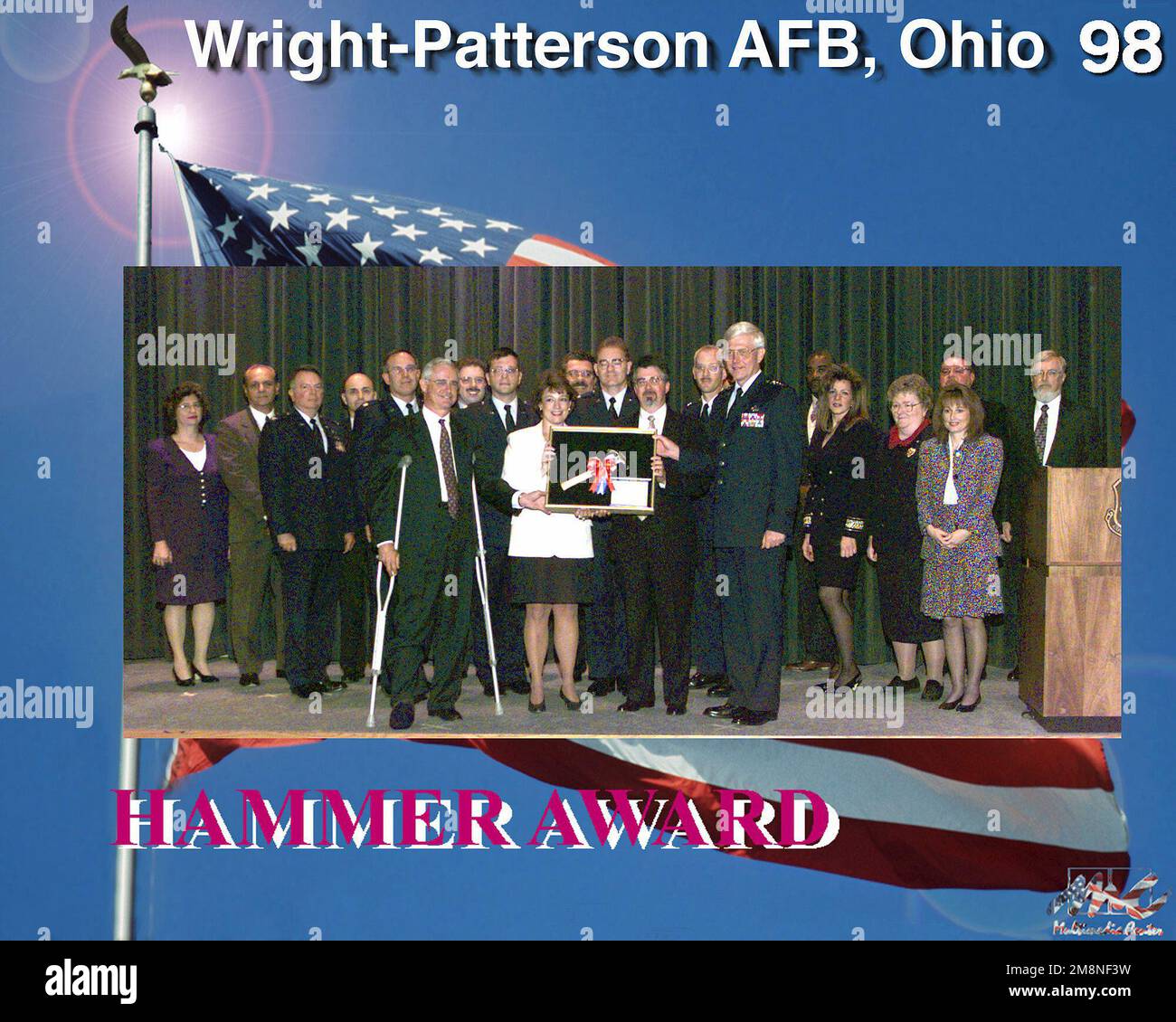 Ein Akquisitionsteam mit Mitgliedern der Mobility Mission Group des Aeronautical Systems Center, der Wright-Patterson Air Force Base, hat den Vice Presidential Hammer Award für die Neuerfindung der Art und Weise, wie die Air Force Flugzeuge erwirbt, gewonnen. Eingeführt von Vice Pesident Gore im Jahr 1993 als Antwort auf die gestrige Regierung und ihren $400-mm-Hammer. Der Hammer Award besteht aus einem $6-mm-Hammer, der mit einem Band versehen und in einem Aluminiumrahmen montiert ist. Basis: Luftwaffenstützpunkt Wright-Patterson Bundesstaat: Ohio (OH) Land: Vereinigte Staaten von Amerika (USA) Stockfoto