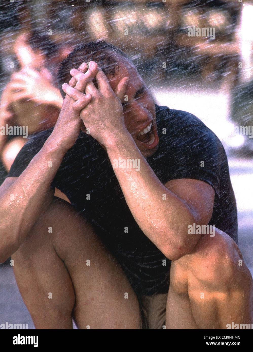 Titel des Militärfotografen des Jahres 1999: Kategorie „Wasserfolter“: Portfolio PLATZ: Zweiter Platz Portfolio BILDUNTERSCHRIFT INFORMATIONEN: Als Teil der Schikanen, die die Studenten an der Special Operations Underwater School der Army in Key West, Florida, durchmachen, sind sie gezwungen, um den Pool herum zu „spazieren“, während sie mit eiskaltem Wasser besprüht werden. BILDDATEI #DD-SP-01-00045. Land: Unbekannt Stockfoto