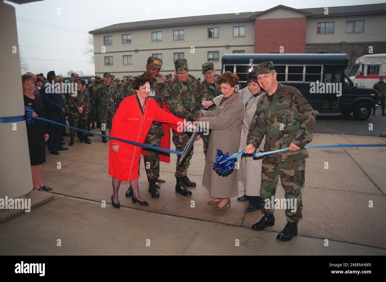 General Michael E. Ryan, STABSCHEF, Hauptquartier der US Air Force (CSAF) und Mrs. Ryan unterstützen Colonel Felix M. Grieder und andere DAFB-Mitglieder bei der Zeremonie zum Schneiden von Bändern im neuen Family Support Center. Basis: Luftwaffenstützpunkt Dover Bundesstaat: Delaware (DE) Land: Vereinigte Staaten von Amerika (USA) Stockfoto