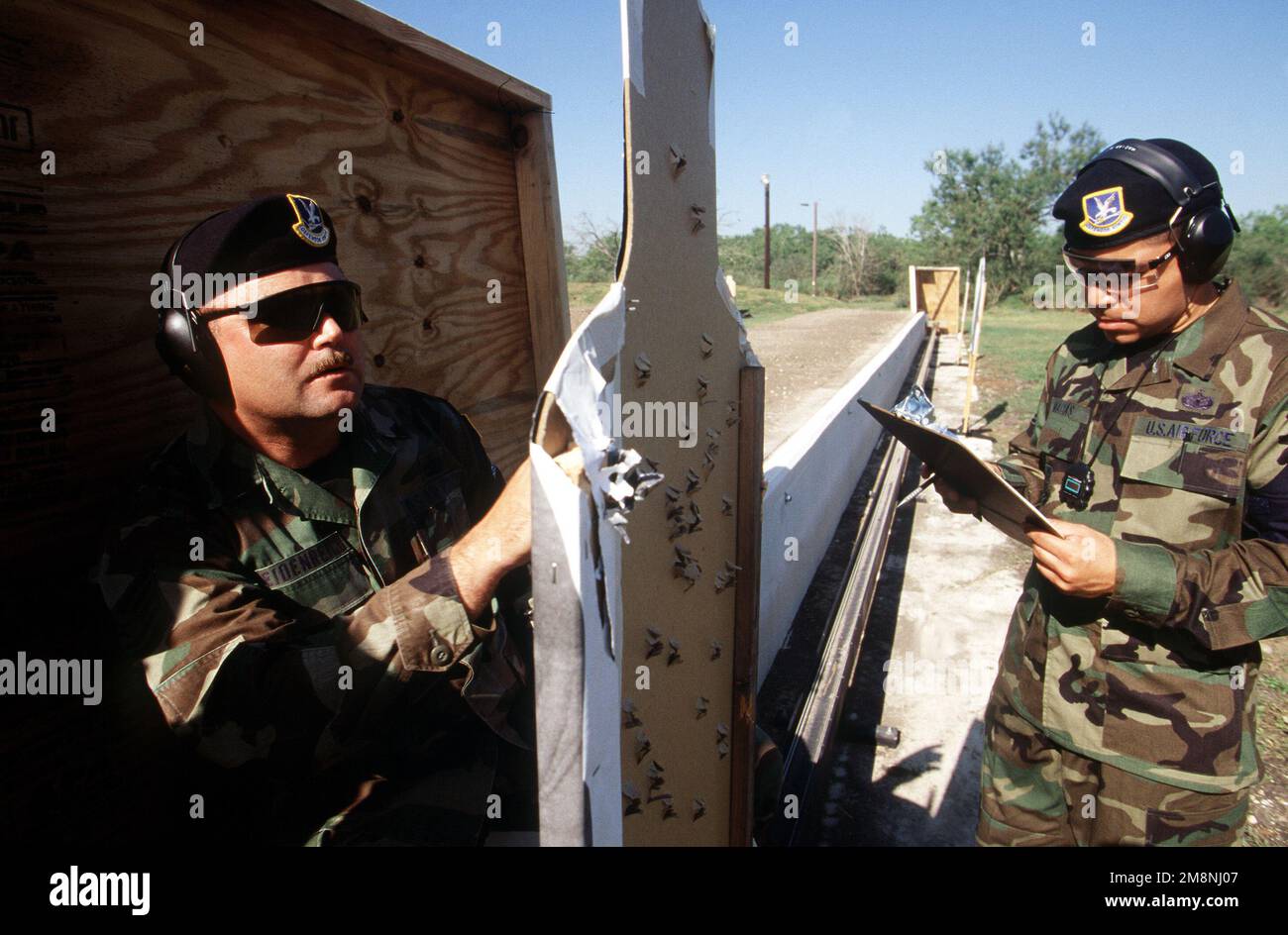 Direkt auf die mittlere Aufnahme von USAF Technical Sergeant John Heidenrich (links) und TSGT Gabriel Macias, Defender Challenge 1998 Offiziellen der Kampfhubschrauber, während sie während des Handfeuerwettbewerbs Ziele schießen. Dieses Bild ist von der Februar 1999 Ausgabe des AIRMAN Magazine. Betreff Betrieb/Serie: DEFENDER CHALLENGE 1989 Basis: Lackland Luftwaffenstützpunkt Staat: Texas (TX) Land: Vereinigte Staaten von Amerika (USA) Stockfoto