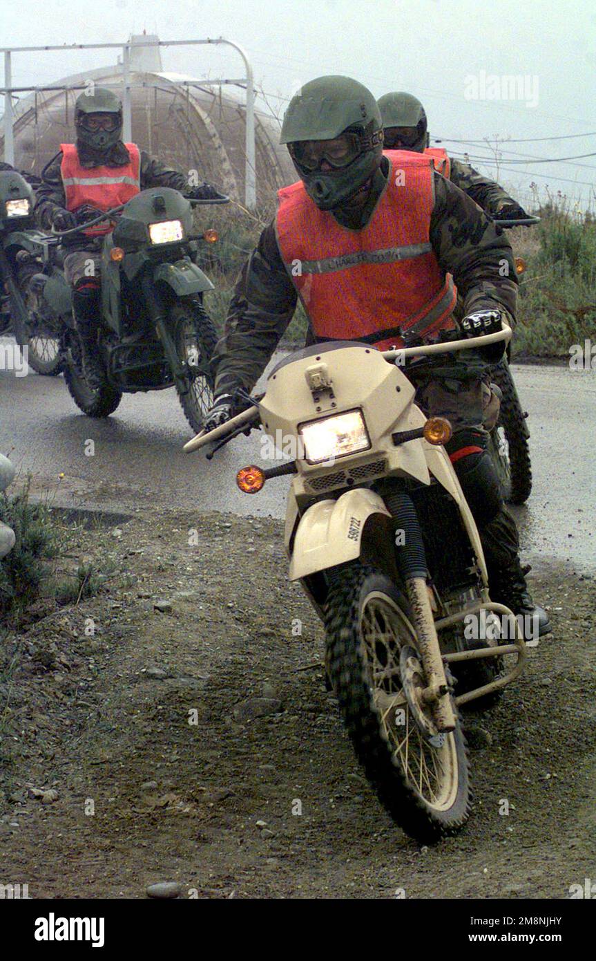 Drei US-Marines, auf dem scheinbar neuen oder aktualisierten KLR-2250-Motorrad in Richtung Kamera. Während der „Probefahrten“ gab es häufige Änderungen im Gelände, die die sich ständig ändernde Umgebung einer Mission simulierten. Marines mussten ihre Fahrweise oft schnell anpassen, um weichen Sandstränden, steilen Bergwegen oder verschiedenen Arten von Straßen gerecht zu werden. Die militärischen Motorrad-Austauschtests fanden im Motorrad-Trainingskurs im Camp Pendleton, Kalifornien, statt. Basis: Marine Corps Basislager Pendleton Bundesstaat: Kalifornien (CA) Land: Vereinigte Staaten von Amerika (U Stockfoto