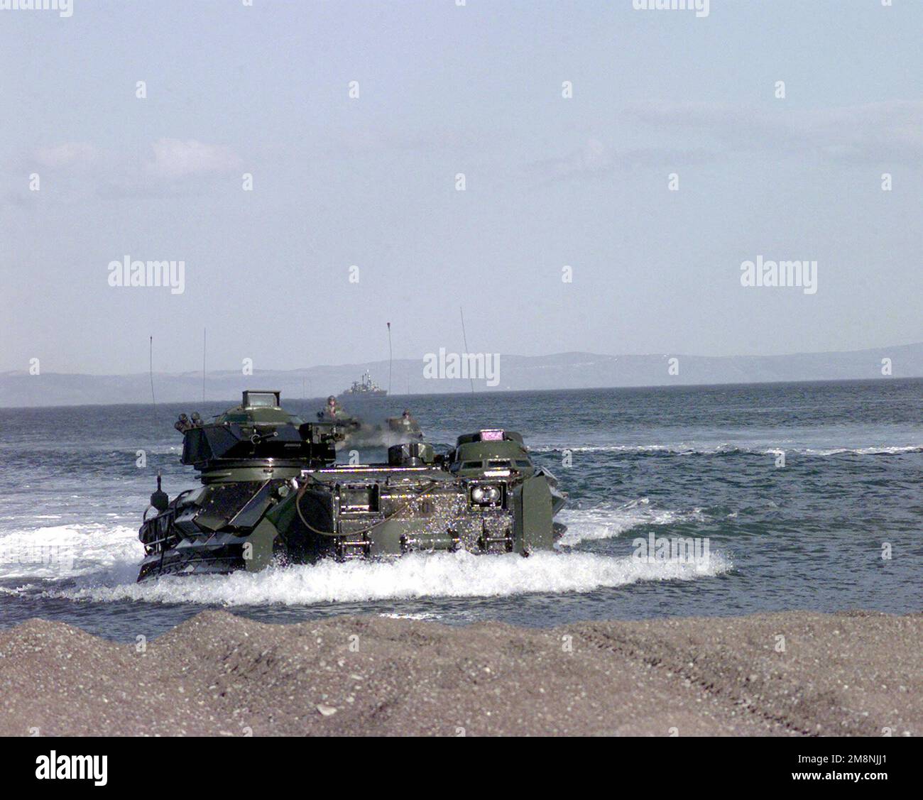 US Marine Corps Amphibious Assault Fahrzeuge kommen in Abstimmung mit griechischen Marines an Land während der Übung ALEXANDER DER GROSSE in Volos, Griechenland. Die 24. Marine Expeditionary Unit wird an Bord der drei Schiffe (nicht abgebildet) der NASSAU Amphibious Readiness Group, USS NASHVILLE (LPD 13), USS PENSACOLA (LSD 38) und USS NASSAU (LHA 4), gebracht. Die NASSAU ARG und 24. MEU (SOC) sind routinemäßig sechs Monate lang in der SECHSTEN US-Flotte im Mittelmeer stationiert. Betreff Operation/Serie: ALEXANDER DER GROSSE Stützpunkt: Volos Land: Griechenland (GRC) Stockfoto