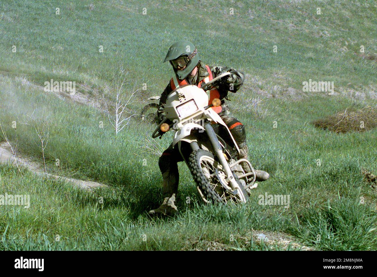 Während des militärischen Motorrad-Austauschtests wurden Haltbarkeit, Agilität und Geschwindigkeit getestet. Mit diesen neuen Motorrädern mit leistungsstärkeren Motoren können Sie sich sofort an jede Situation anpassen. Der Test wurde im Motorrad-Trainingskurs in Camp Pendleton, Kalifornien, durchgeführt. Ein US-Marine fährt in Richtung Kamera, auf einer scheinbar neuen oder aktualisierten Version des KLR-2250 Motorrads. Basis: Marine Corps Basislager Pendleton Bundesstaat: Kalifornien (CA) Land: Vereinigte Staaten von Amerika (USA) Stockfoto