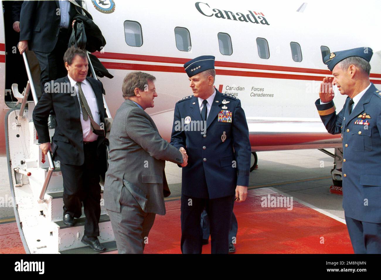 Der kanadische Außenminister, Herr Lloyd Axworthy (links), wird am 11. März 1999 am Luftwaffenstützpunkt Peterson, Colorado, vom General der US-Luftwaffe Richard Myers (2. von rechts), Oberbefehlshaber des nordamerikanischen Luftraumverteidigungskommandos und vom Generalleutnant der kanadischen Streitkräfte George E. C. Macdonald begrüßt. Basis: Luftwaffenstützpunkt Peterson Bundesstaat: Colorado (CO) Land: Vereinigte Staaten von Amerika (USA) Stockfoto
