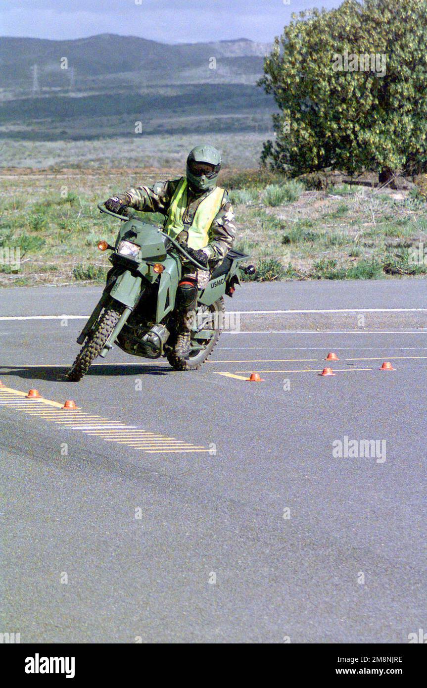 Ein Marine nimmt am Teil „Road Trials“ des militärischen Motorrad-Austauschtests Teil und muss in der Lage sein, mit den größeren und leistungsfähigeren Motorrädern durch eine normale Probefahrt zu navigieren und zu manövrieren. Dies wurde während des Motorrad-Trainingskurses an Bord von Camp Pendleton, Kalifornien, durchgeführt. Basis: Marine Corps Basislager Pendleton Bundesstaat: Kalifornien (CA) Land: Vereinigte Staaten von Amerika (USA) Stockfoto