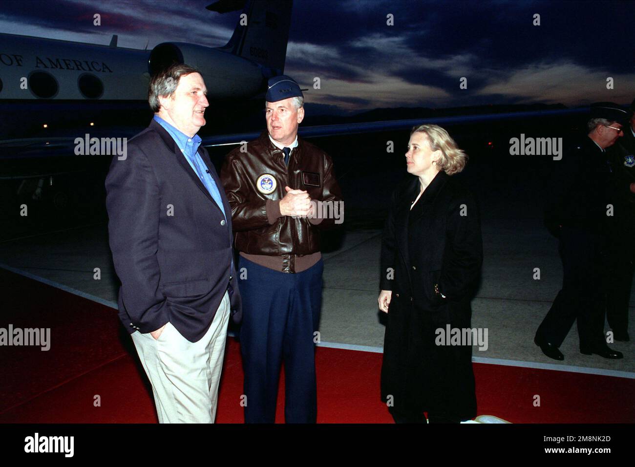 GENERAL der US-Luftwaffe Richard Myers (Center), Oberbefehlshaber des nordamerikanischen Luft- und Raumfahrtkommandos, trifft sich mit US-Senator Robert Smith (links), einem Republikaner aus New Hampshire, und Senator Mary Landrieu, einer Demokraten aus Louisiana, bei ihrer Ankunft am Peterson Air Force Base, Colorado, am 20. März 1999. Basis: Luftwaffenstützpunkt Peterson Bundesstaat: Colorado (CO) Land: Vereinigte Staaten von Amerika (USA) Stockfoto