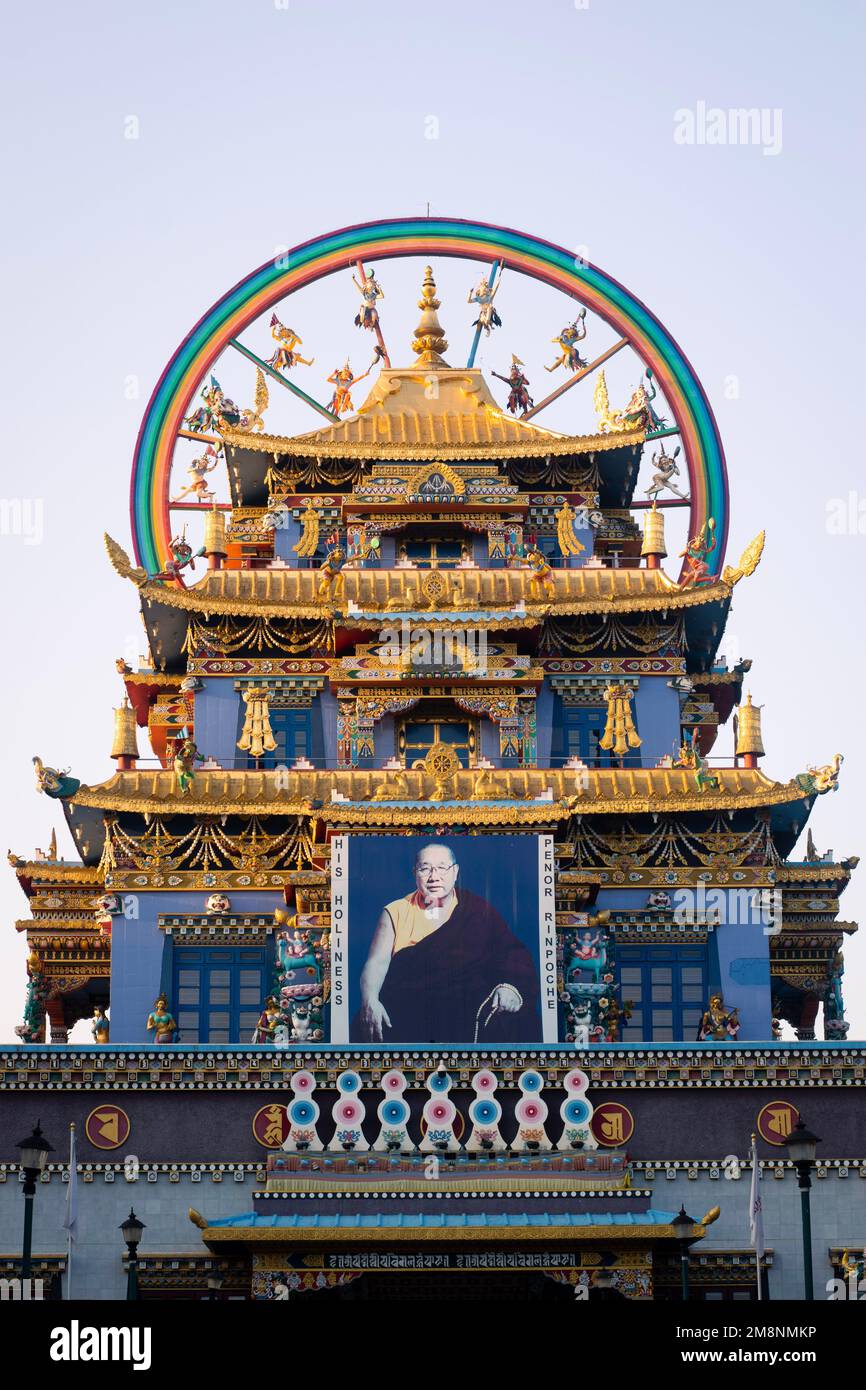 Ein am 23. Dezember 2022 aufgenommenes Foto des buddhistischen Zangdog Palri oder des Goldenen Tempels im Namdroling-Kloster in Bylakuppe, Coorg, Karnataka. Stockfoto