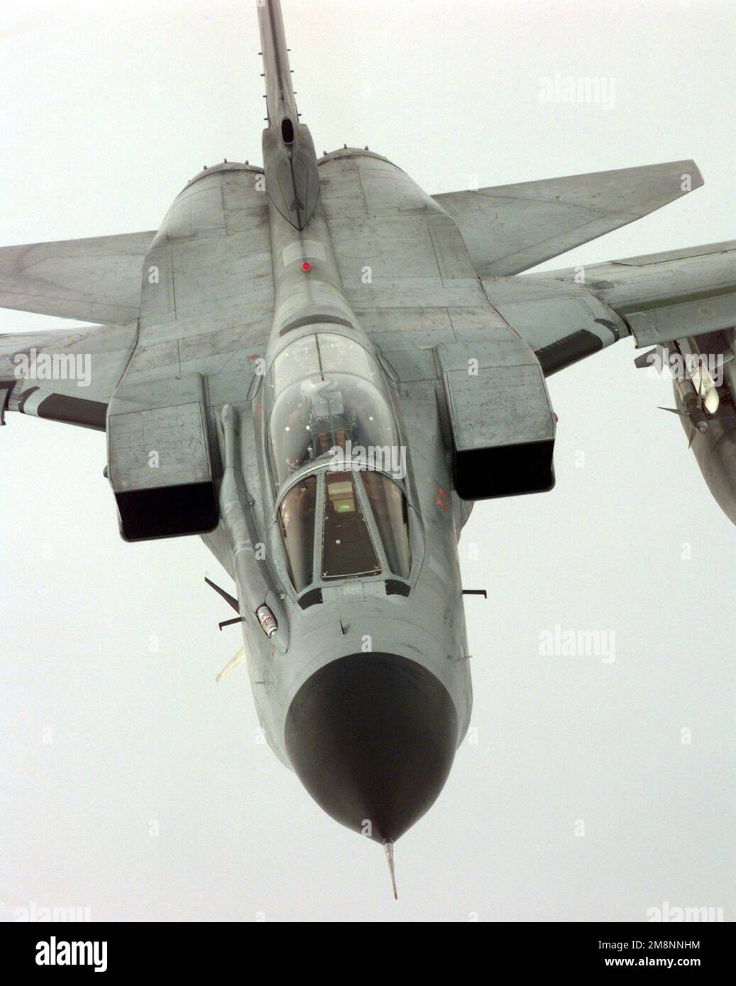 Ein Blick aus der Vogelperspektive auf einen deutschen Air Force Panavia Tornado von JBG-32, Lechfeld, Deutschland, während er sich der Treibdroge nähert ein United States Air Forces Europe KC-135R Stratotanker (nicht abgebildet) des Air Expeditionary Wing 100. Beachten Sie die verlängerte Tanksonde auf der Steuerbordseite des vorderen Rumpfs. JBG-32 oder Fighter-Bomber Wing 32 ist einer der besten Kampfflugzeuge der deutschen Luftwaffe. Der KC-135R wird dem 92. Air Tanken Flügel, Fairchild Air Force Base, Washington, zugewiesen, aber er wird zur Royal Air Force Mildenhall entsandt, um die 100. AEW zur Unterstützung der NATO-Operation zu unterstützen Stockfoto