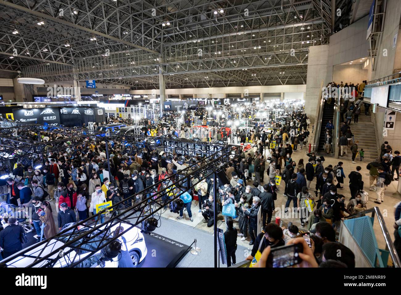 Chiba, Präfektur Chiba, Japan. 14. Januar 2023. Im Tokio Auto Salon gibt es viele Autofans. Der Tokio Auto Salon (æ±ä°¬Ã‚ªãƒ¼ãƒˆã‚µãƒ-ãƒ³) gilt als eine der renommiertesten Automessen der Welt, die Autohändler, Hersteller und Medien aus der ganzen Welt anzieht. Die Ausstellung bietet eine große Auswahl an maßgeschneiderten und leistungsstarken Autos, darunter Sportwagen, Luxusautos und sogar Lkw und Busse. Besucher können auch Produkte und Technologien für Autos wie Räder, Reifen, Audiosysteme und Fahrzeugelektronik sehen. Einige der bemerkenswertesten Hersteller Stockfoto