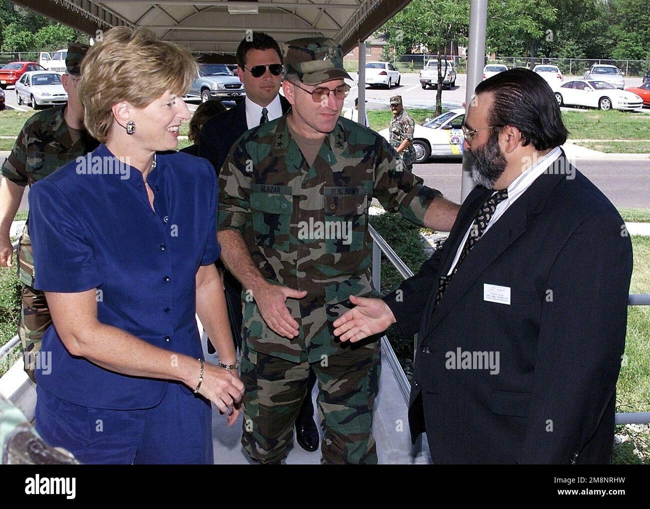 Rechte Seite, mittlere Aufnahme von New Jersey Govenor Christine Whitman und eine gerade Aufnahme von US-ArmeeMajor General Paul Glazar, Adjutant General, New Jersey, wie sie vom KAMPFBEREITSCHAFTS-CHIEF Dennis Bush vor dem Distance Learning Center begrüßt werden. Govenor Whitman besucht Fort Dix, New Jersey, da das Fort mehrere Kosovo-Flüchtlinge im Zusammenhang mit der Operation Open Arms beherbergt. Betreff Operation/Serie: OPEN ARMS Base: Fort Dix Bundesstaat: New Jersey (NJ) Land: Vereinigte Staaten von Amerika (USA) Stockfoto