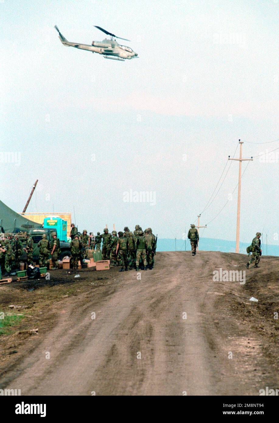 EIN US-AMERIKANISCHER Marinekorps AH-1W Super Cobra fliegt über Camp Monteith, nahe Cernica, Kosovo. Marines und Matrosen der 26. Marineexpeditionstruppe tragen zur Umsetzung des militärischen technischen Abkommens bei und sorgen für Frieden und Stabilität im Kosovo. Betrifft Operation/Serie: GEMEINSAME WÄCHTERBASIS: Lager Monteith Staat: Kosovo Land: Jugoslawien (YUG) Stockfoto