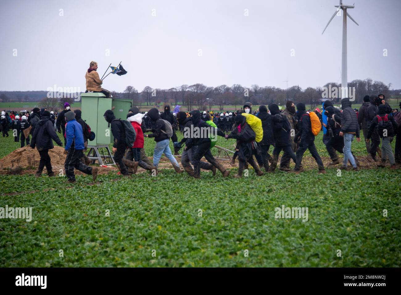 Luetzerath, Deutschland. 14. Januar 2023. Einige Menschen durchbrechen Polizeibarrieren, die Teilnehmer der Kundgebung gehen nach Luetzerath, Demonstration 'verließ Luetzerath - wegen Kohleausstieg und Klimagerechtigkeit, das Dorf Luetzerath an der Westseite des Garzweiler-Braunkohlebergwerks wird im Januar 2023 ausgegraben, Luetzerath, 14.01.2023, Kredit: dpa/Alamy Live News Stockfoto