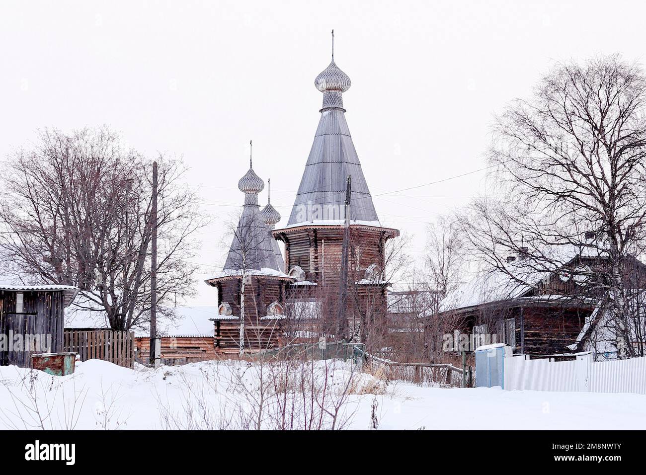 Alte russische Holzkirche Kathedrale der Himmelfahrt der Heiligen Jungfrau Maria mit Winterblick Stockfoto