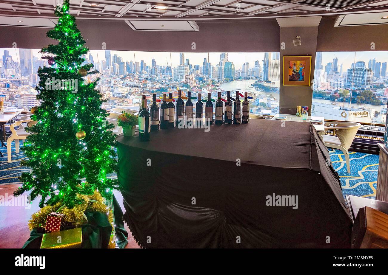 Bangkok, Thailand-Dezember 03 2022: Ein weihnachtliches Ambiente in der Bar und dem Restaurant eines Wolkenkratzers im obersten Stockwerk mit beeindruckendem 360-Grad-Blick auf das Chao Phraya Stockfoto