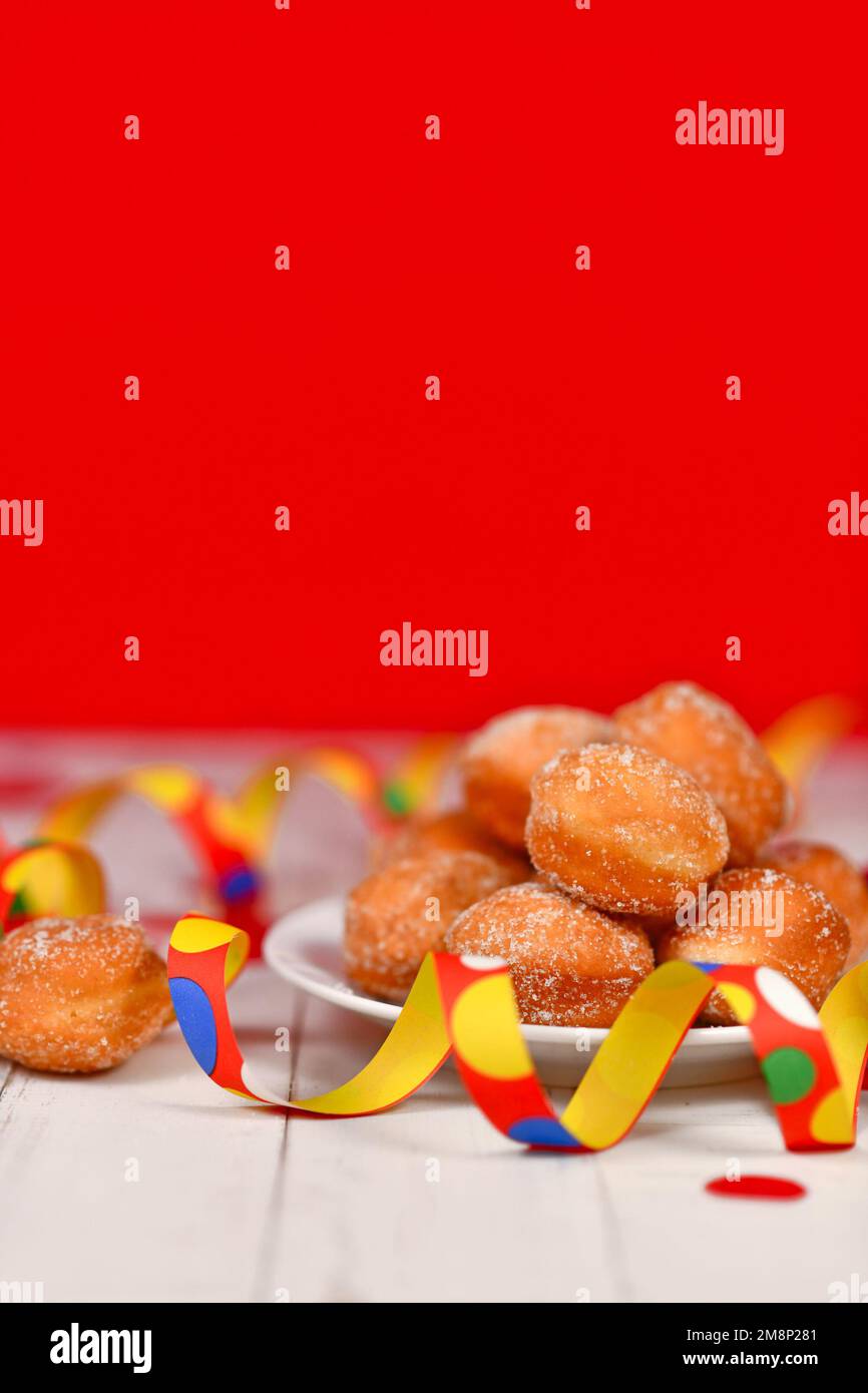 Kleiner deutscher traditioneller 'Berliner Pfannkuchen', ein Donut ohne Loch gefüllt mit Marmelade. Traditionell serviert während des Karnevals Stockfoto
