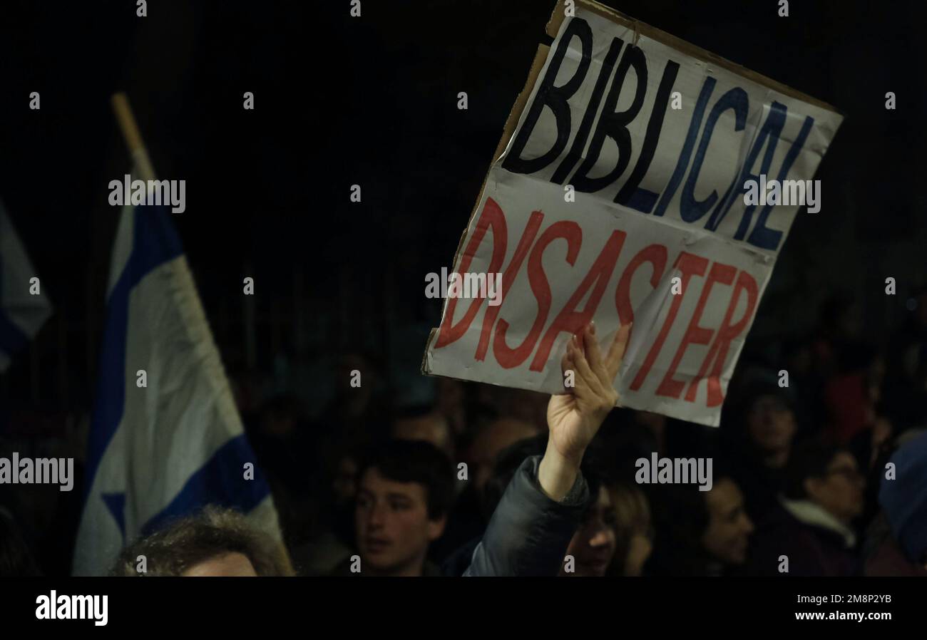 JERUSALEM, ISRAEL - JANUAR 14: Eine israelische Frau hält ein Schild mit der Aufschrift "Biblische Katastrophe" während einer Demonstration gegen Israels neuen Plan des Justizsystems hoch, der darauf abzielt, den Obersten Gerichtshof des Landes außerhalb der Residenz des Präsidenten am 14. Januar 2023 in Jerusalem, Israel, zu schwächen. Am zweiten Wochenende haben sich die Demonstranten gegen die weitreichende und umstrittene Reform des israelischen Rechtssystems gewandt, die die Macht der gewählten Amtsträger stärken und die Macht des israelischen Obersten Gerichtshofs verringern würde. Kredit: Eddie Gerald/Alamy Live News Stockfoto