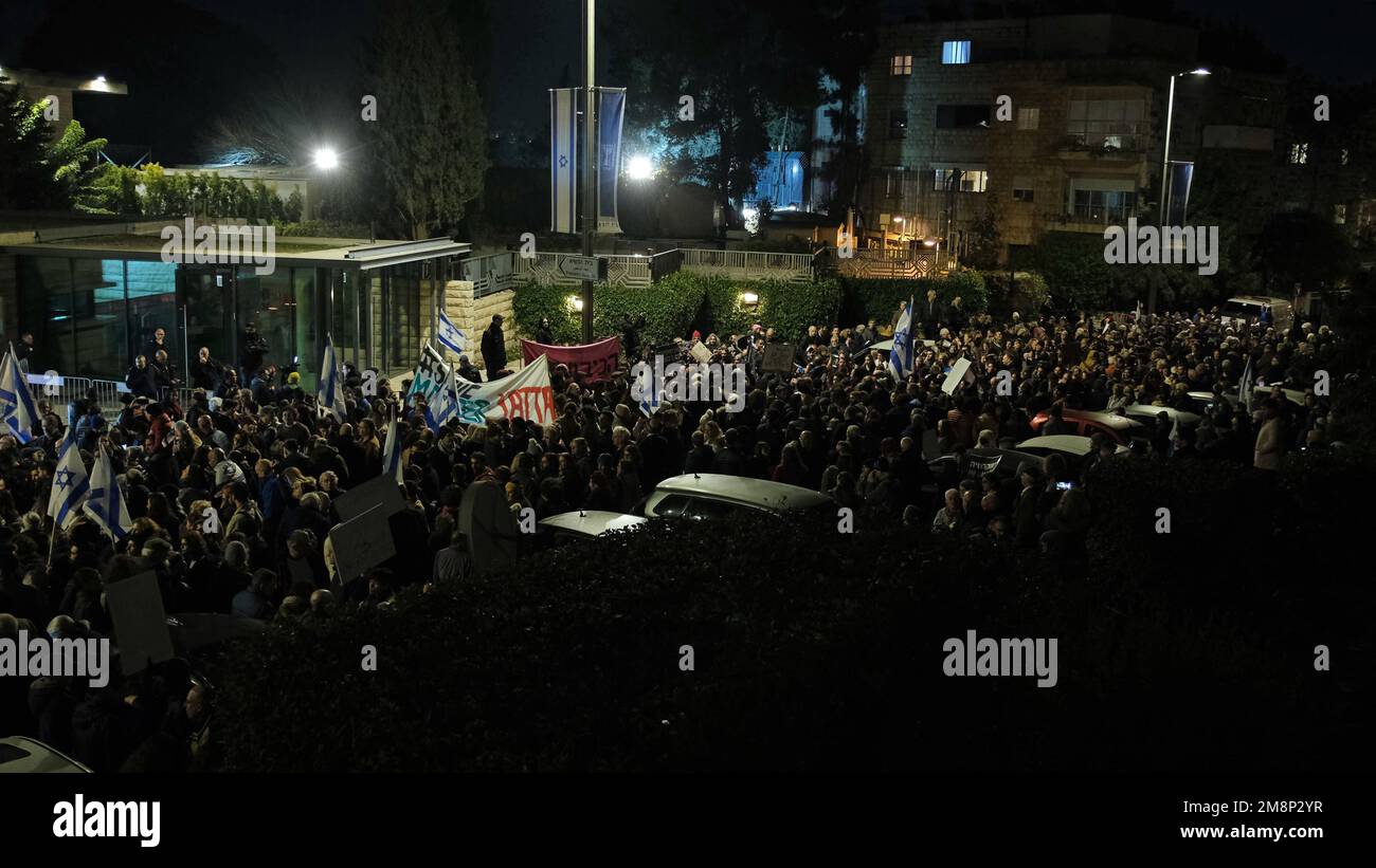 JERUSALEM, ISRAEL - JANUAR 14: Die Israelis halten während einer Demonstration gegen Israels neuen Plan des Justizsystems, der darauf abzielt, den Obersten Gerichtshof des Landes außerhalb der Residenz des Präsidenten am 14. Januar 2023 in Jerusalem, Israel, zu schwächen, Schilder auf. Am zweiten Wochenende haben sich die Demonstranten gegen die weitreichende und umstrittene Reform des israelischen Rechtssystems gewandt, die die Macht der gewählten Amtsträger stärken und die Macht des israelischen Obersten Gerichtshofs verringern würde. Kredit: Eddie Gerald/Alamy Live News Stockfoto