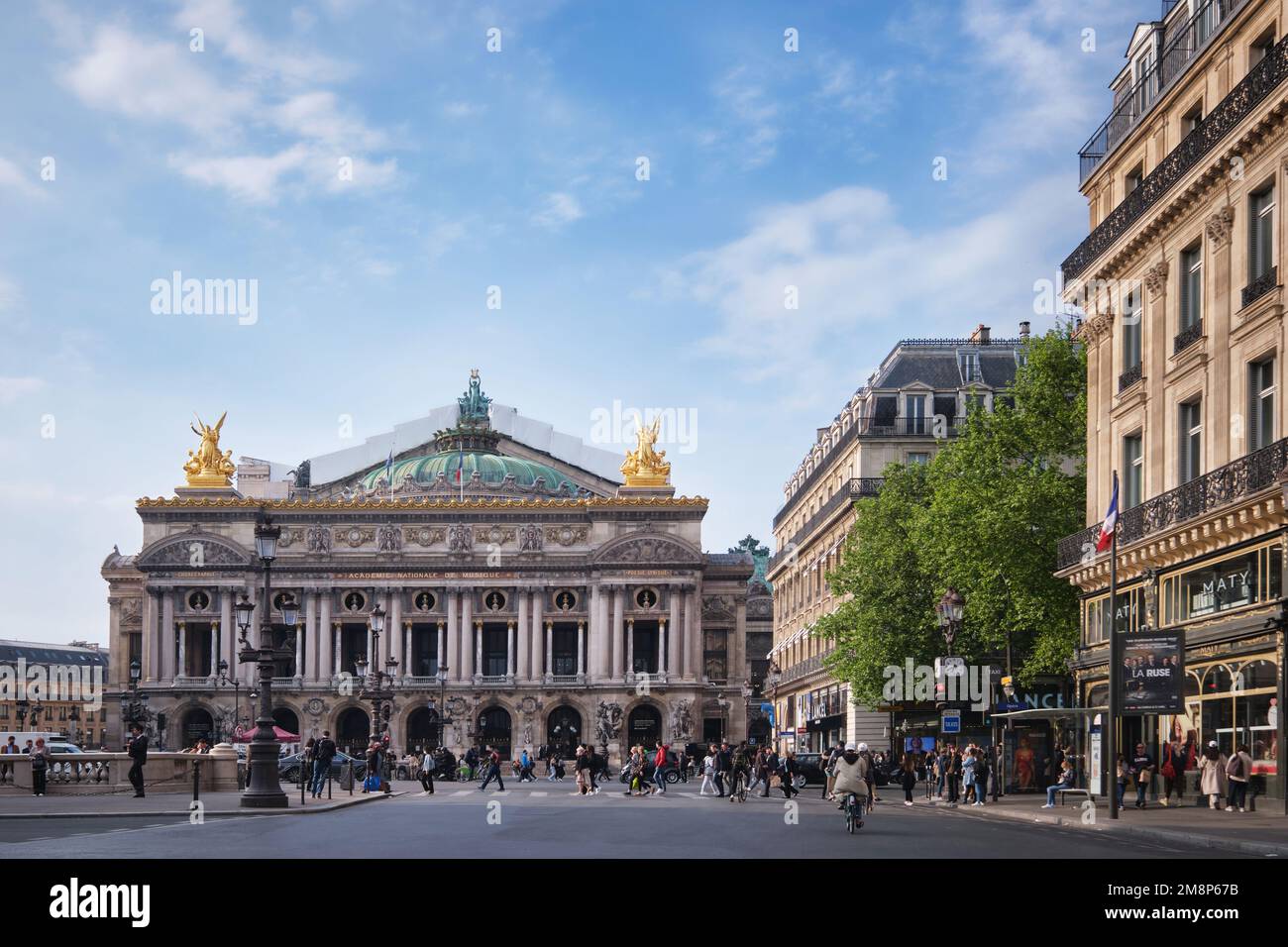 Paris, Frankreich - Mai 2022: Vorderansicht des berühmten Garnier-Palastes oder der Opéra Garnier von der Avenue, am Opernplatz im 9. Arrondissement Stockfoto