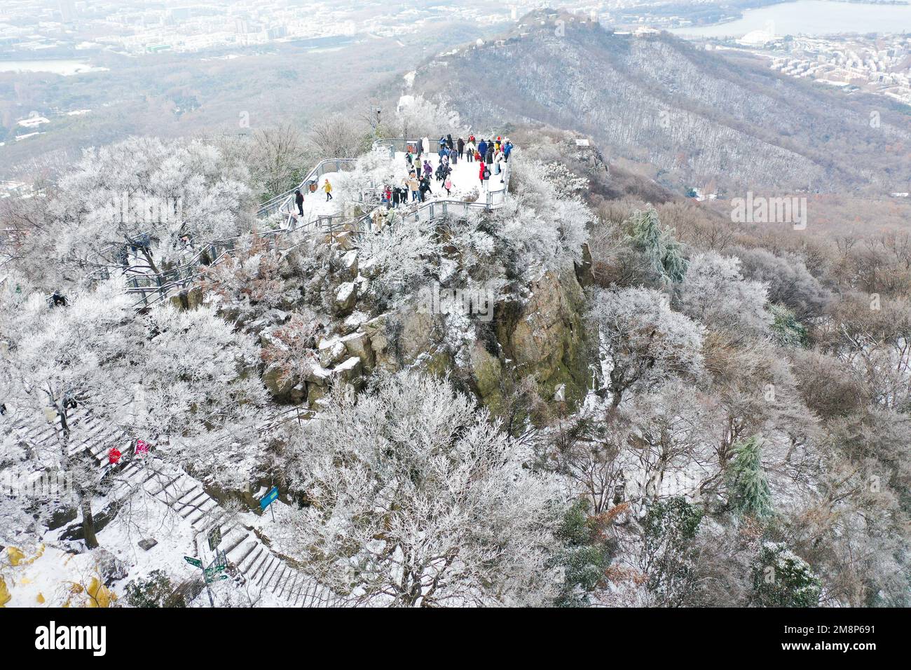 NANJING, CHINA - 15. JANUAR 2023 - Touristen genießen den Schnee am Zijin Mountain in Nanjing, Ostchina Provinz Jiangsu, 15. Januar 2023. Stockfoto