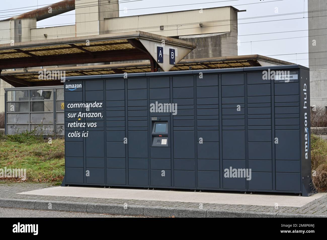 Amazon Hub Schließfächer auf einem Parkplatz. Stockfoto