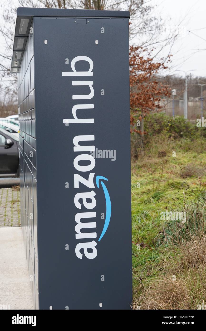 Amazon Hub Schließfächer auf einem Parkplatz. Ist ein Abholservice des Online-Shops oder Einzelhändlers. Stockfoto