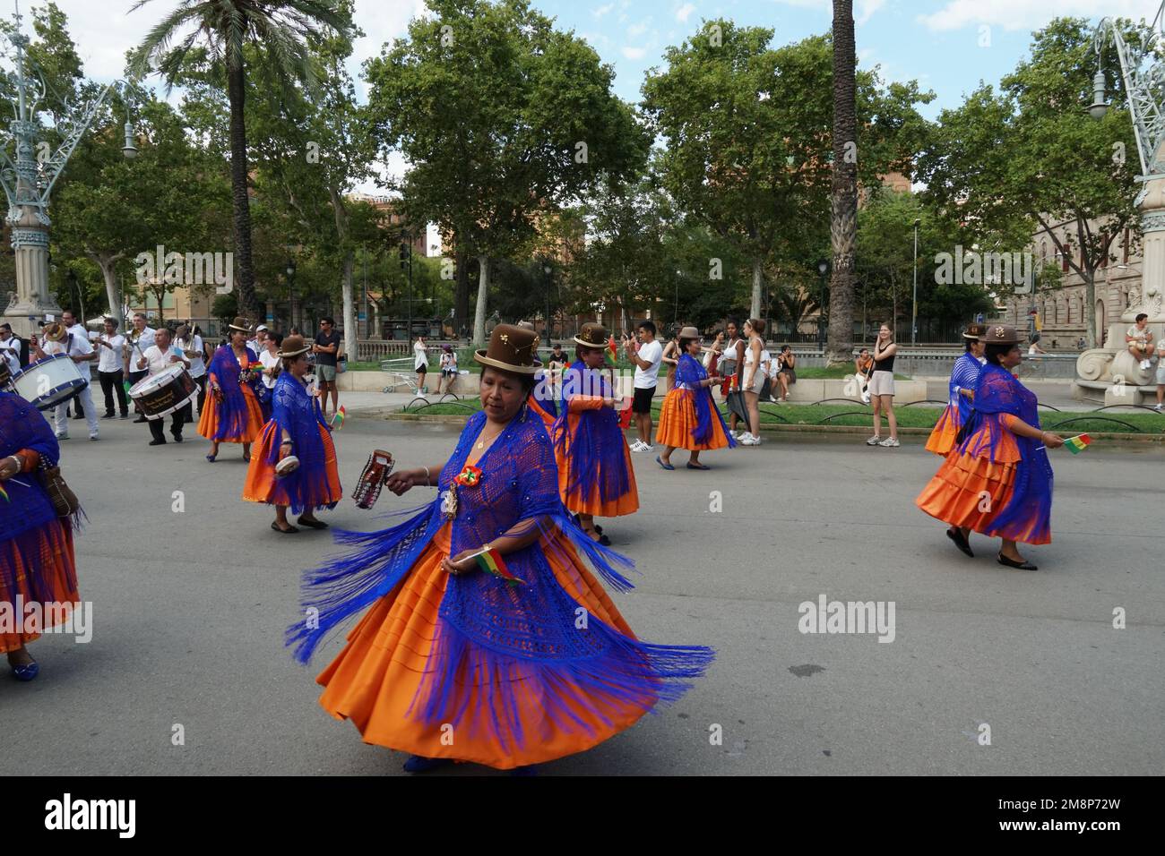 Bolivianische Volkstänzer tragen Kostüme in Blau und Orange und typische Hüte auf dem Kopf. Stockfoto