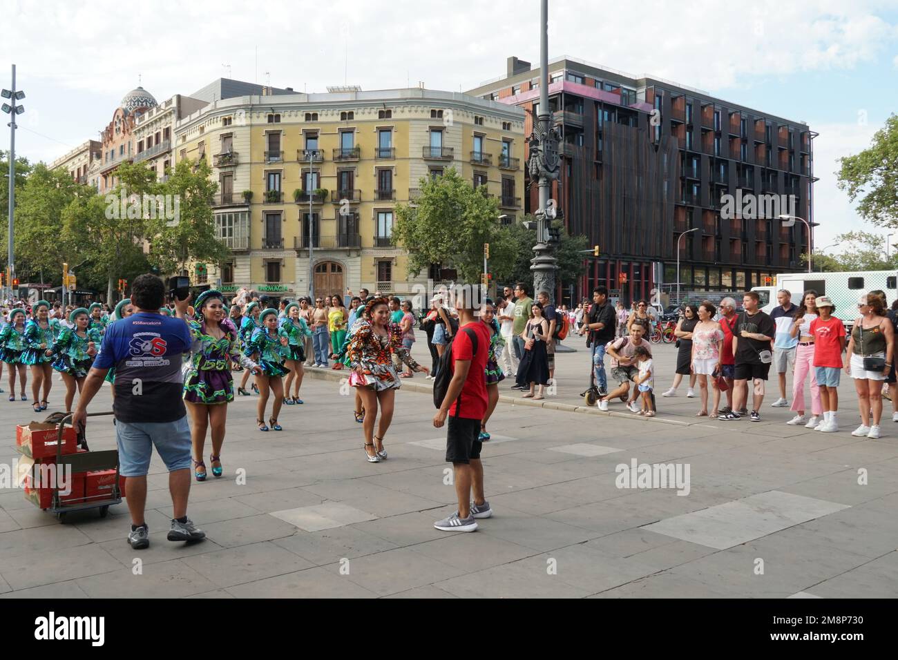 Bolivianische Volkstänzer mit Hüten auf dem Kopf tragen reich dekorierte grün-silberne Kostüme. Stockfoto