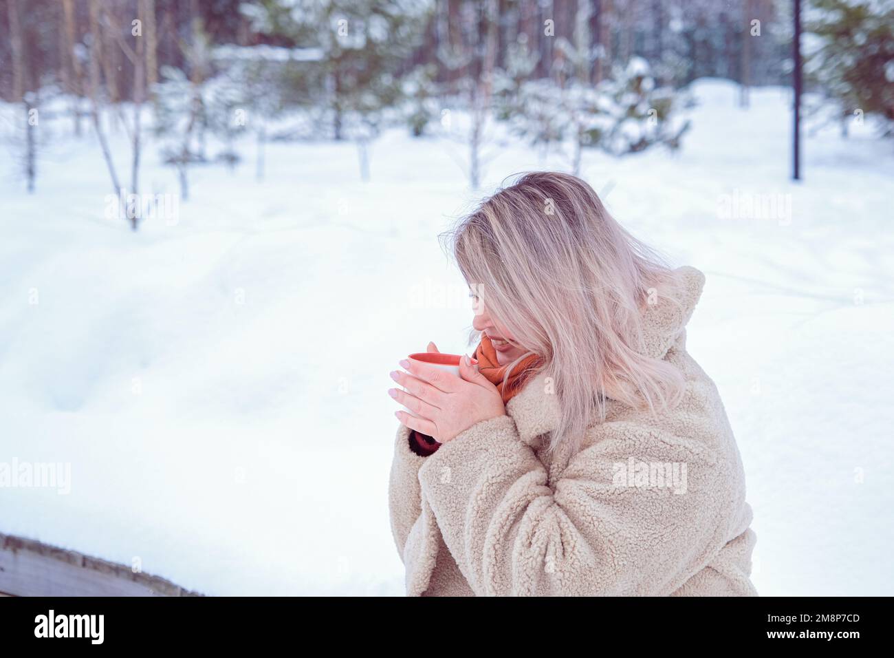 Eine Frau, die heißes Getränk aus einer Tasse trinkt Stockfoto