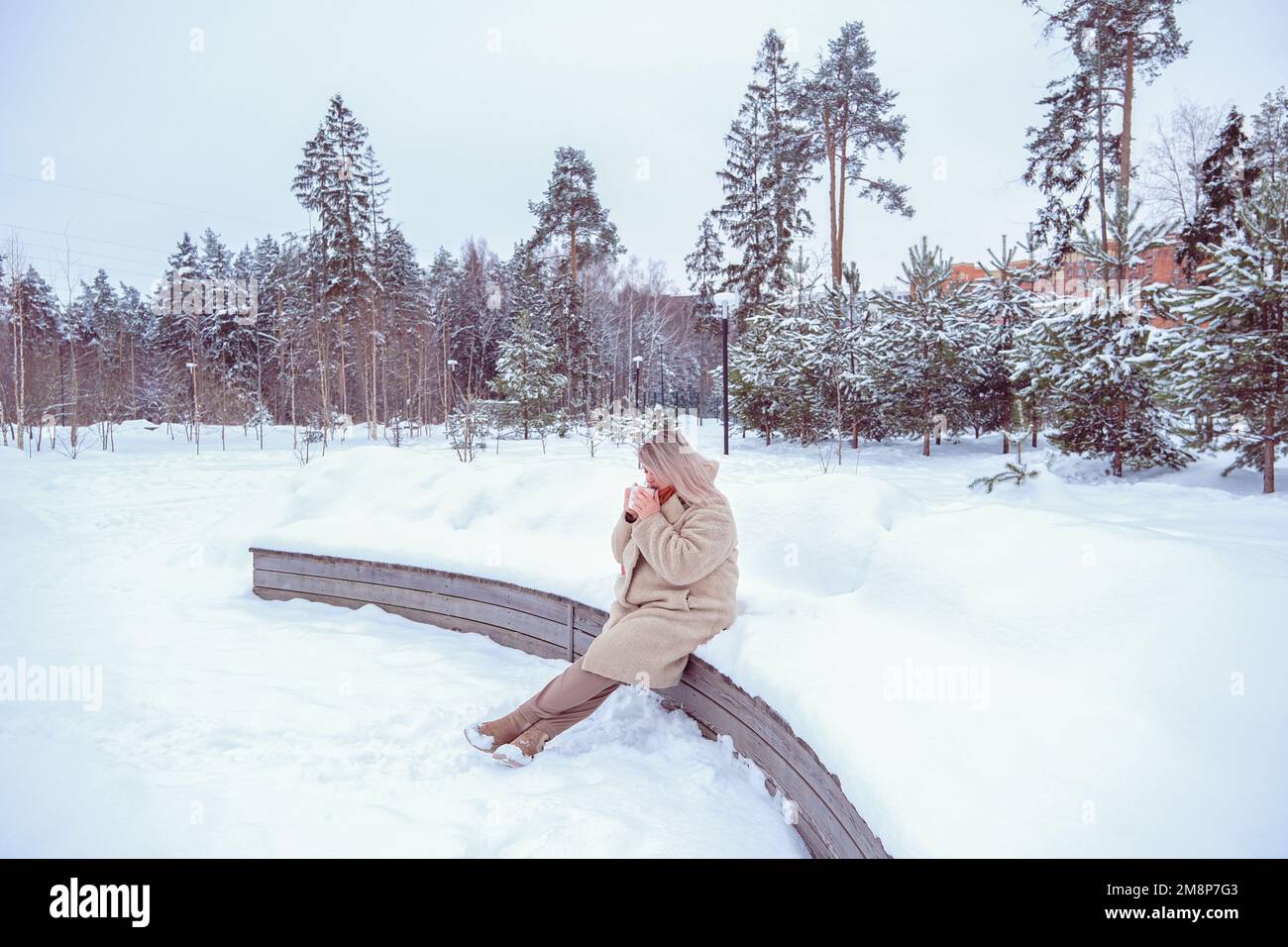 Eine Frau, die heißes Getränk aus einer Tasse trinkt Stockfoto