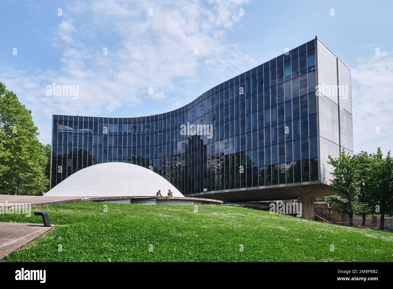 Paris, Frankreich - Mai 2022: Entworfen von Oscar Niemeyer, dem Sitz der Kommunistischen Partei Frankreichs (Siege du Parti Communiste Francais PCF) Stockfoto