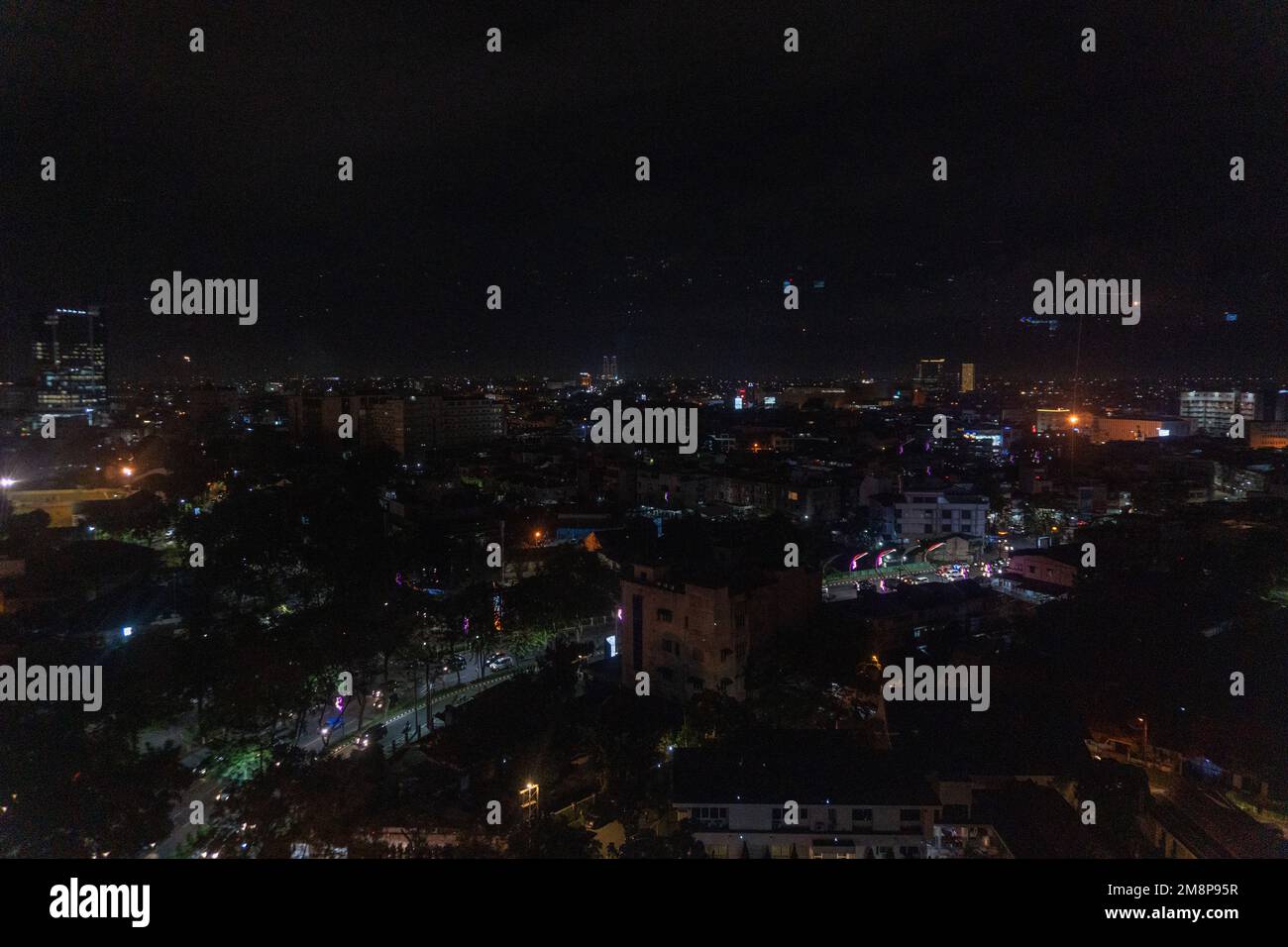 Blick auf die Stadt bei Nacht mit funkelnden Lichtern im Hintergrund Stockfoto