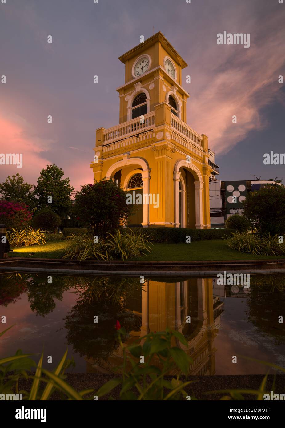 Die Altstadt von Phuket. Berühmtes Uhrenturm-Gebäude am Abend. Chinesisch-Portugiesische Architektur. Top-Reiseziele in Thailand Stockfoto