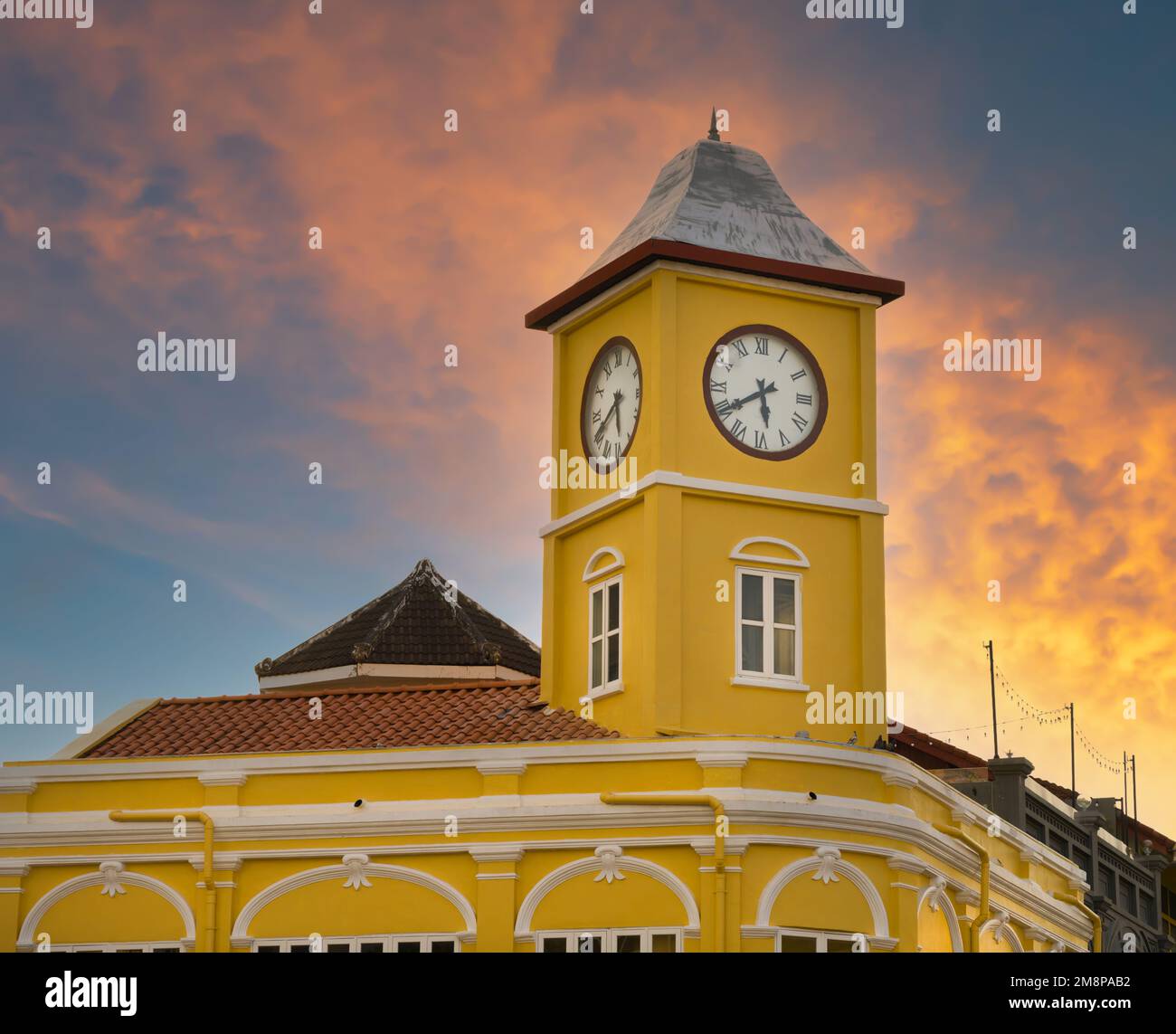 Die Altstadt von Phuket. Berühmter alter Uhrenturm bei Sonnenuntergang. Chinesisch-Portugiesische Architektur. Top-Reiseziele in Thailand Stockfoto