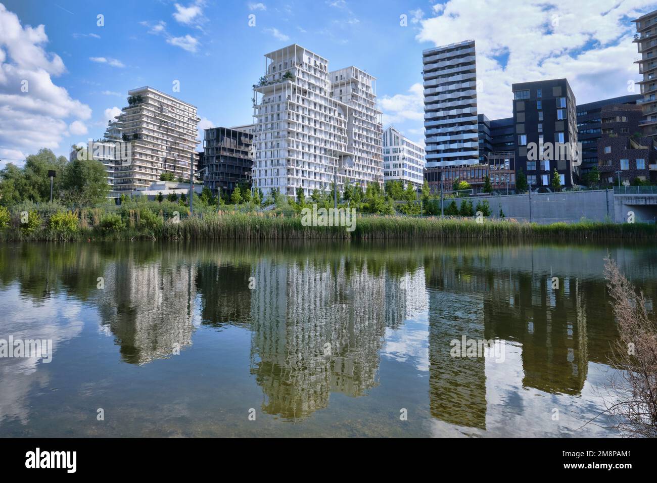 Paris, Frankreich - Mai 2022: Parc Clichy Batignolles Eco District reflektiert neue Wohnungsbauprojekte im Martin Luther King Park Stockfoto