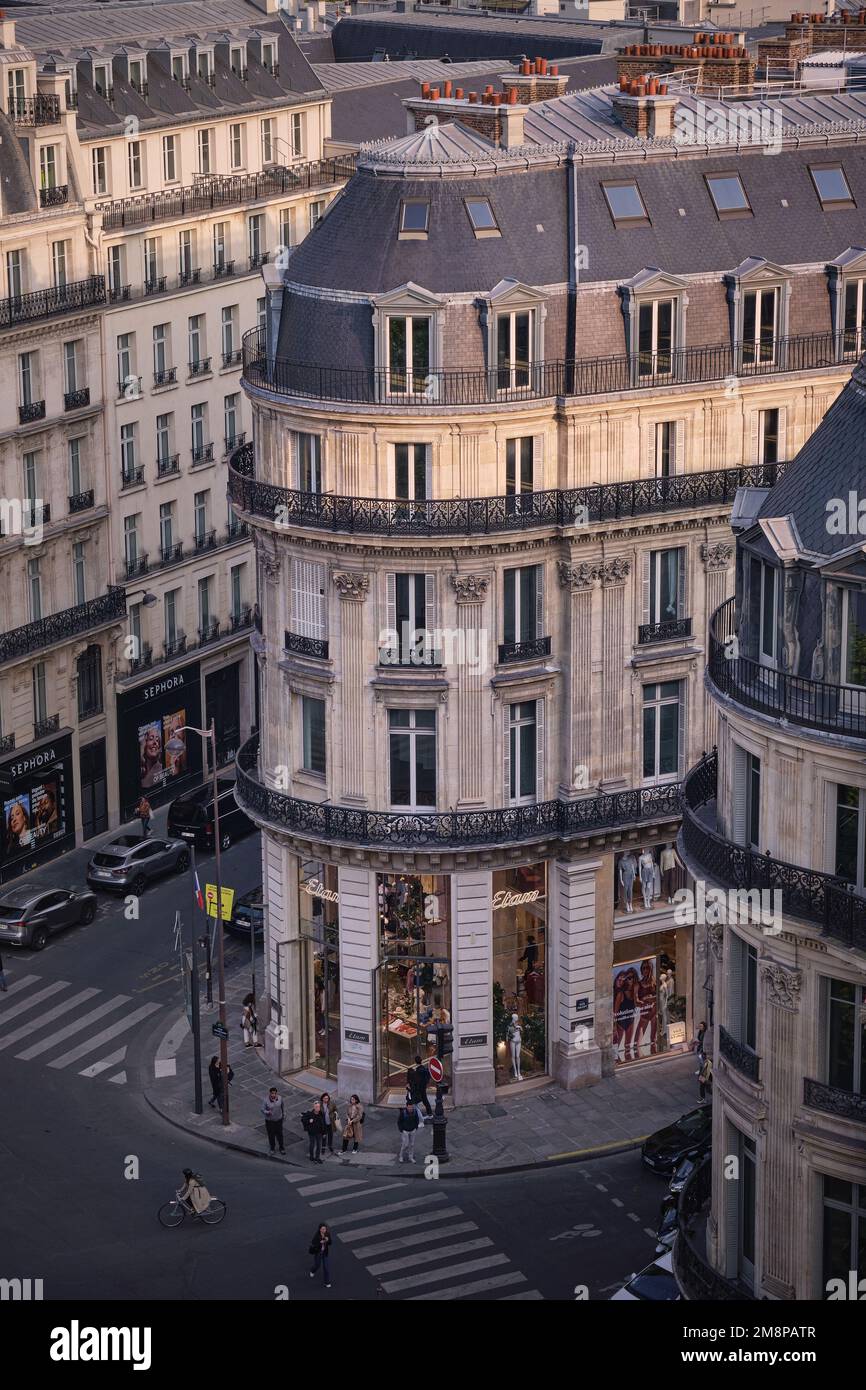 Paris, Frankreich - Mai 2022: Gebäude im Haussmann-Architekturstil am Boulevard Haussmann Stockfoto