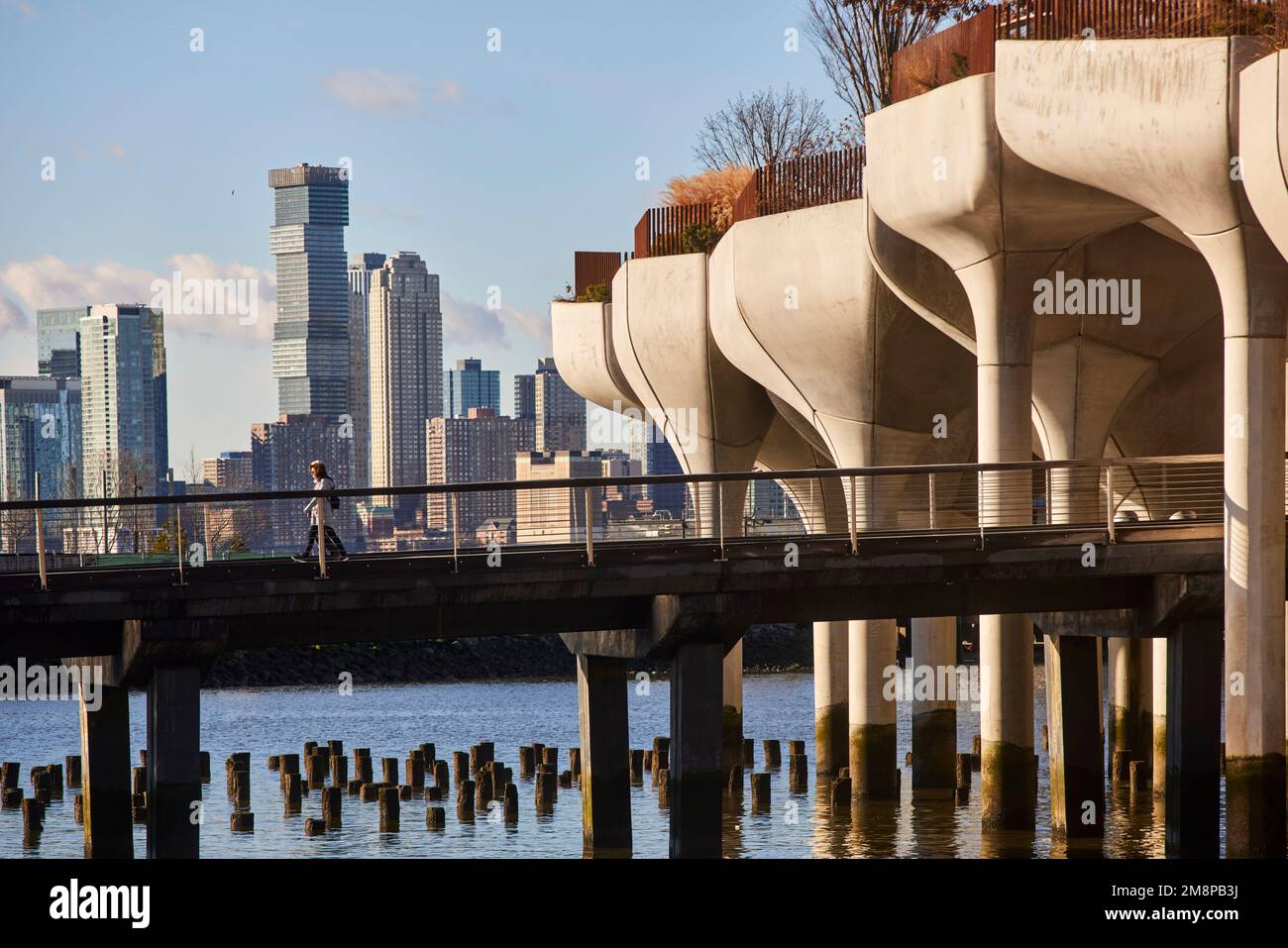 New York City Manhattan schwimmender Inselpark West Side Little Island Pier 55, Hudson River Park, vom englischen Designer Thomas Heatherwick Stockfoto