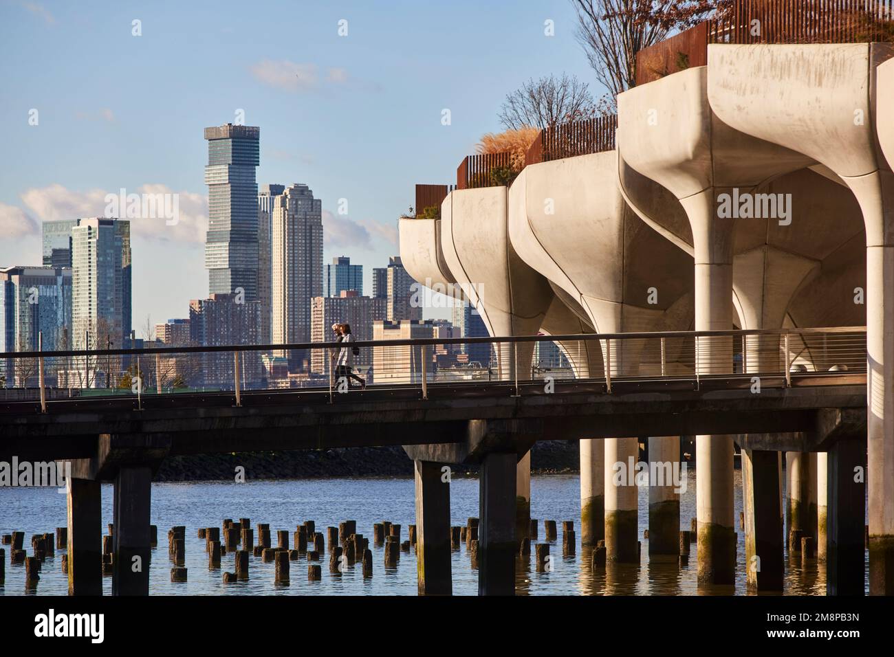 New York City Manhattan schwimmender Inselpark West Side Little Island Pier 55, Hudson River Park, vom englischen Designer Thomas Heatherwick Stockfoto